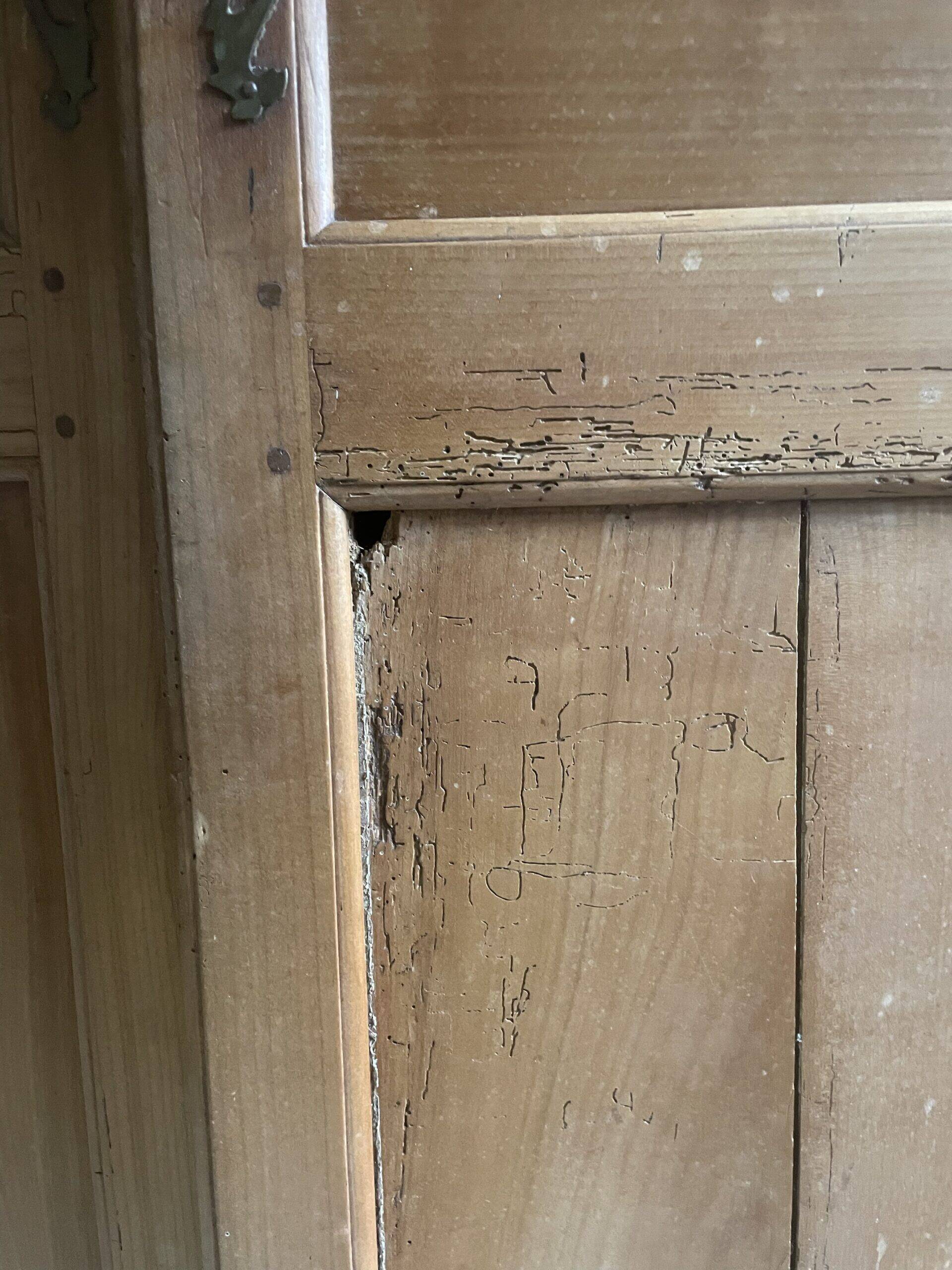 Armoire parisienne en bois massif