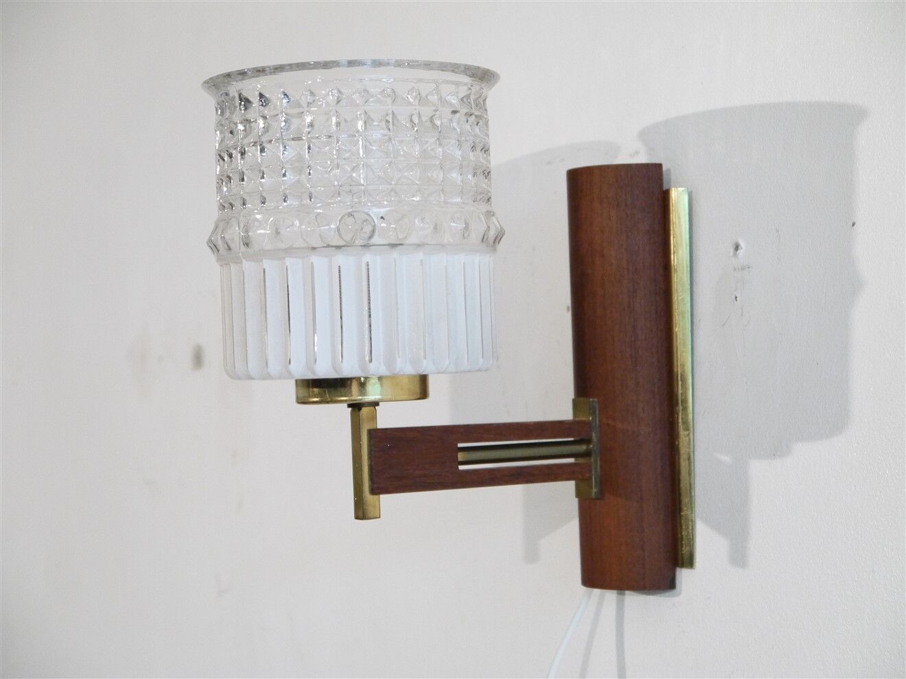 Scandinavian wall lamp in teak and glass