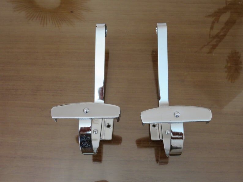 Paire de patères en métal chromé années 70