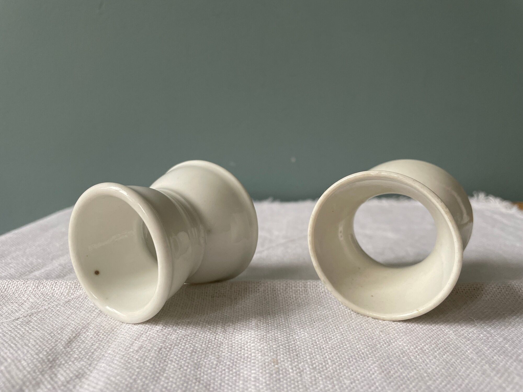 Set of 4 white porcelain diabolo shells