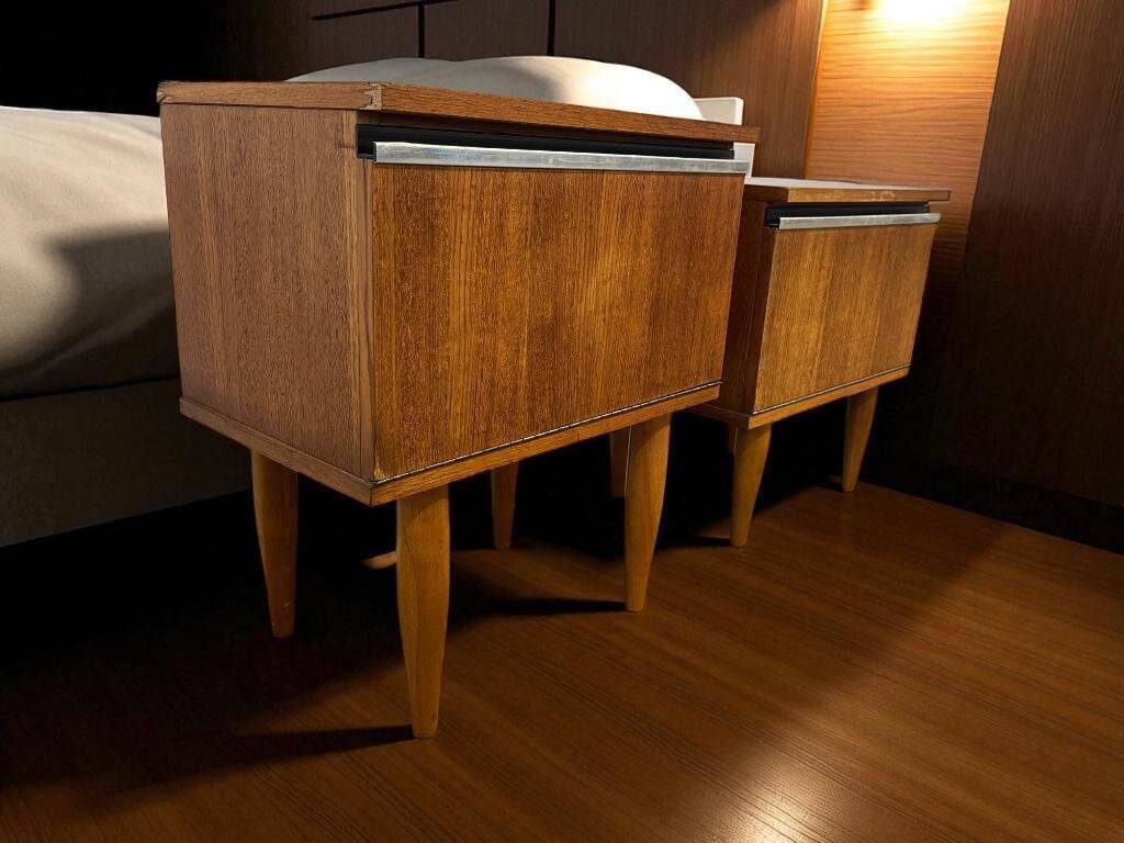 Set of 2 vintage bedside tables / mini cabinets