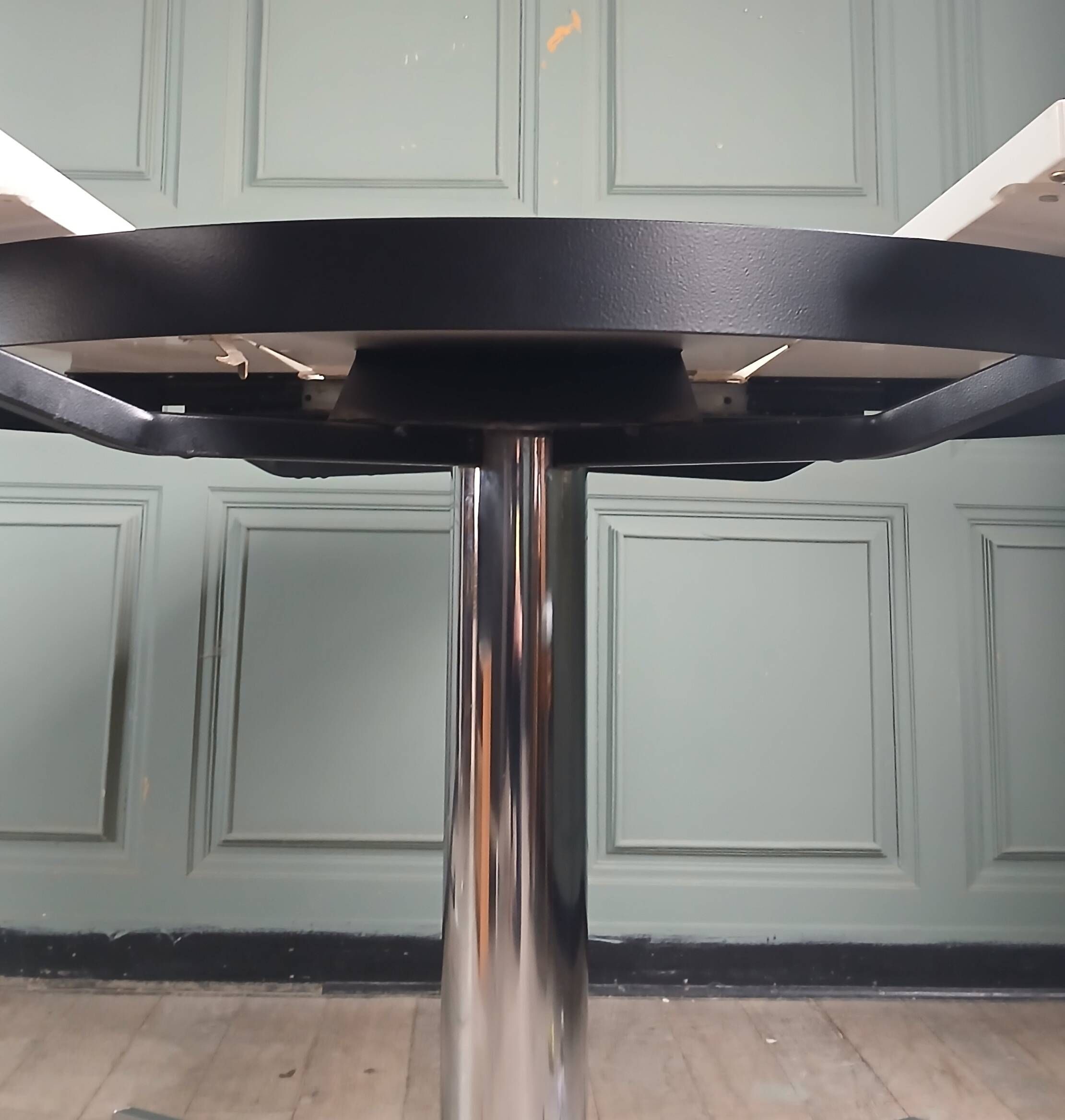 Table à manger "Pelikan" extensible. Esprit Florence Knoll. Roche Bobois 70