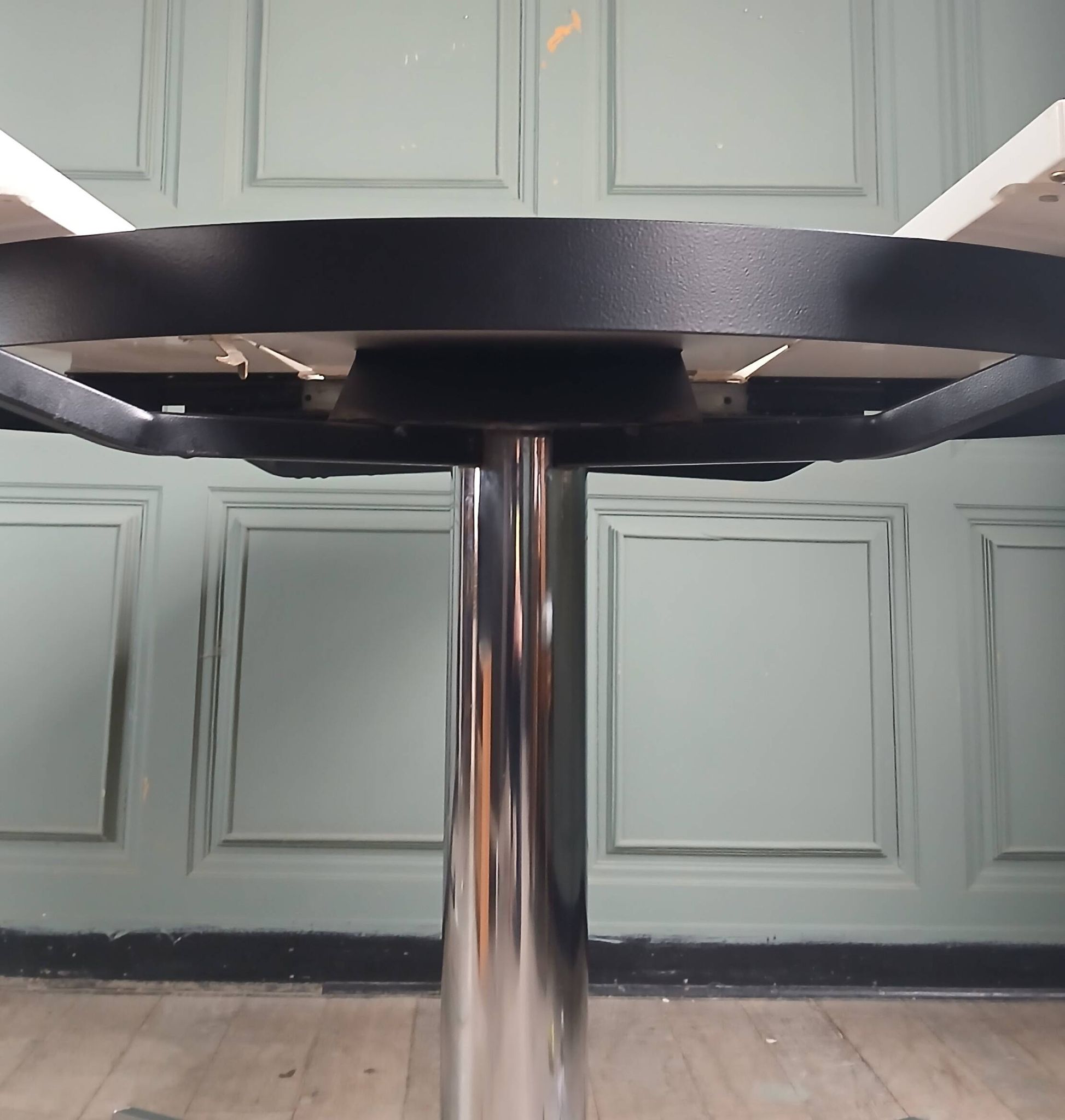 Table à manger "Pelikan" extensible. Esprit Florence Knoll. Roche Bobois 70
