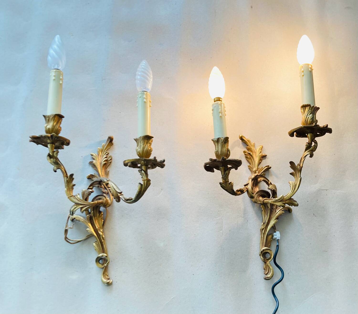 Paire d'appliques Louis XV en bronze décor de feuilles d’acanthes