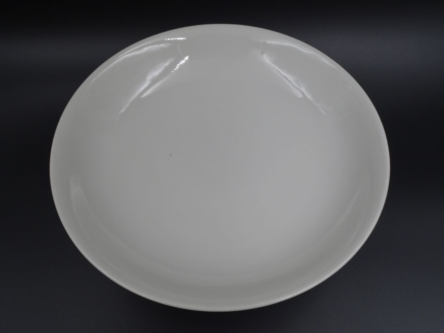 White porcelain dish, cut on foot, ideal for fruit or dessert! Around 1920-1930