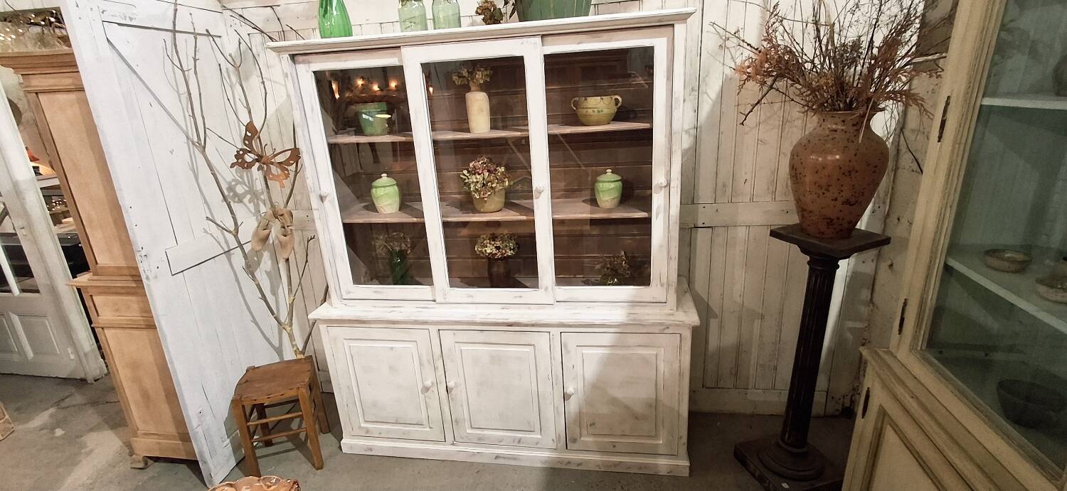 Buffet with 2 glass doors