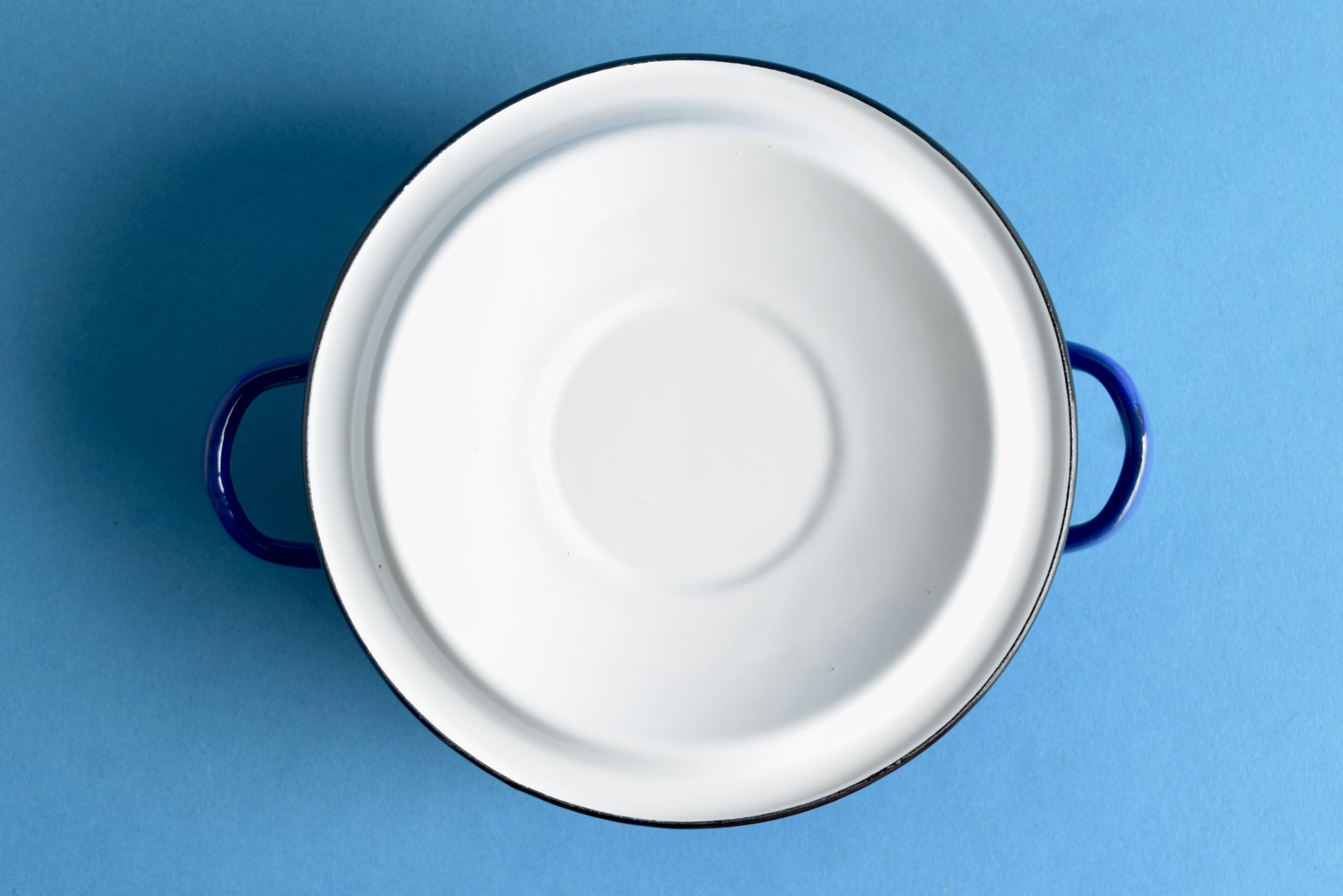 Paire de petites casseroles vintage en tôle émaillée bleues