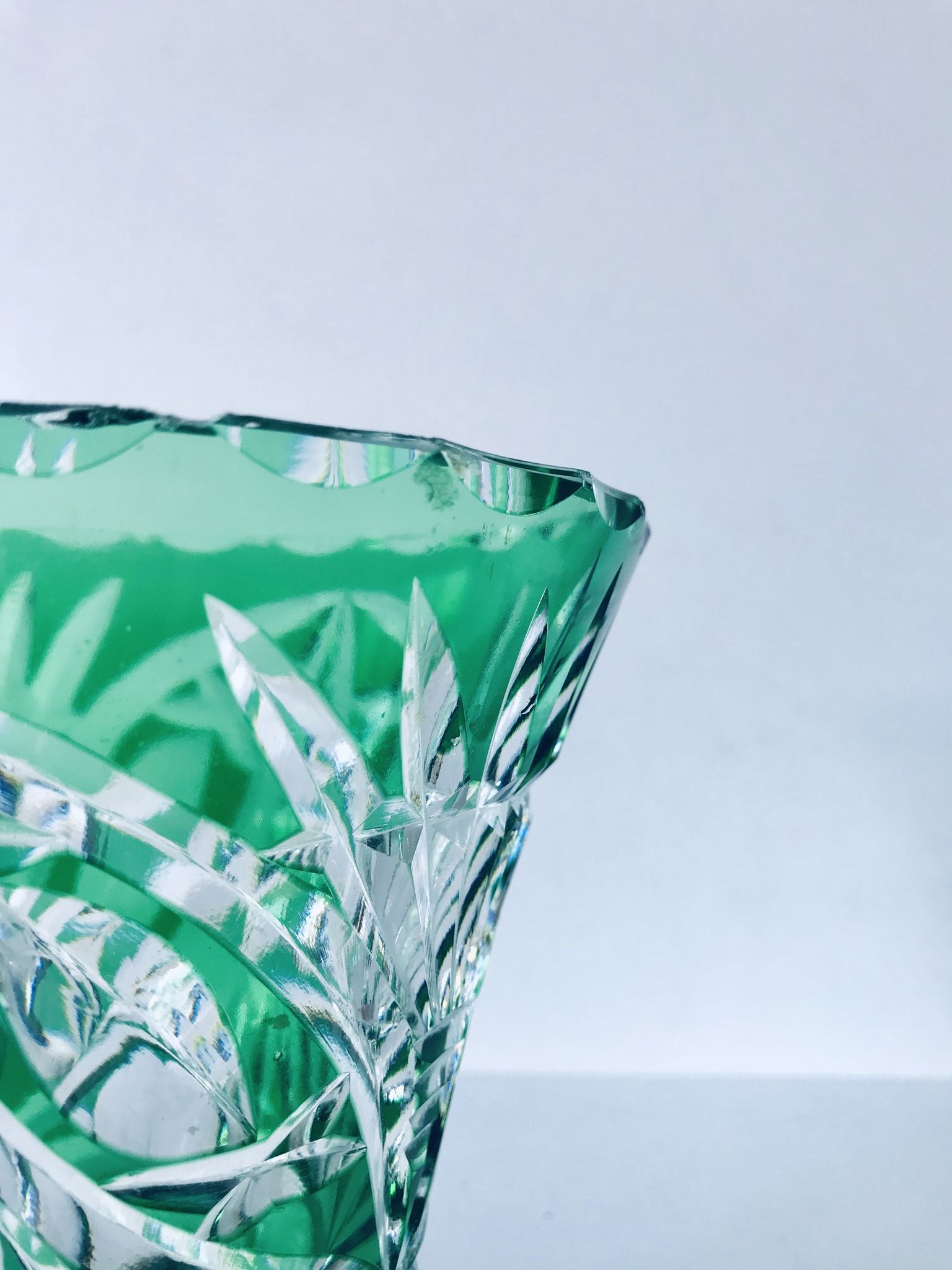 Vase Art Déco en cristal taillé vert