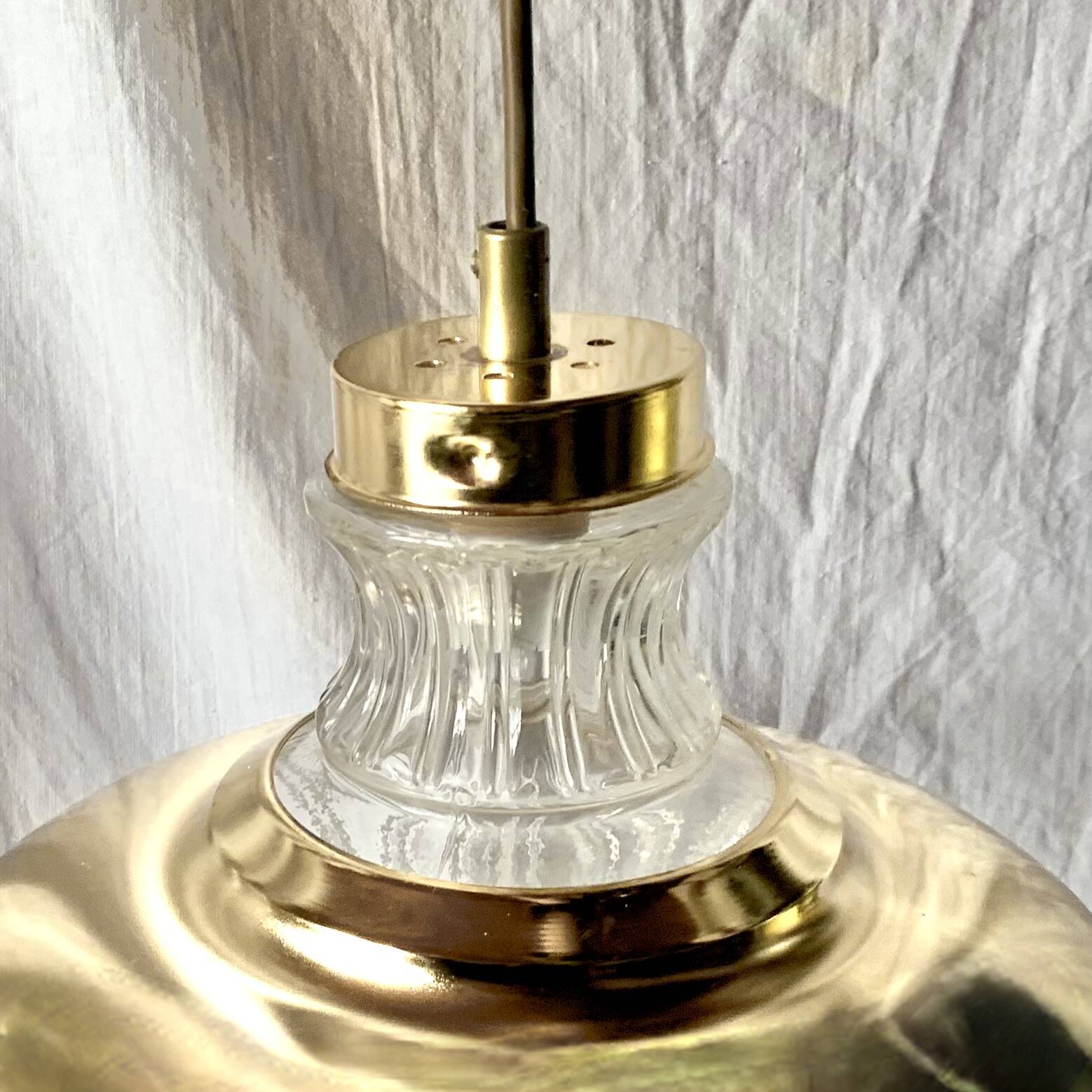 Massive vintage pendant light in gold metal and textured glass -