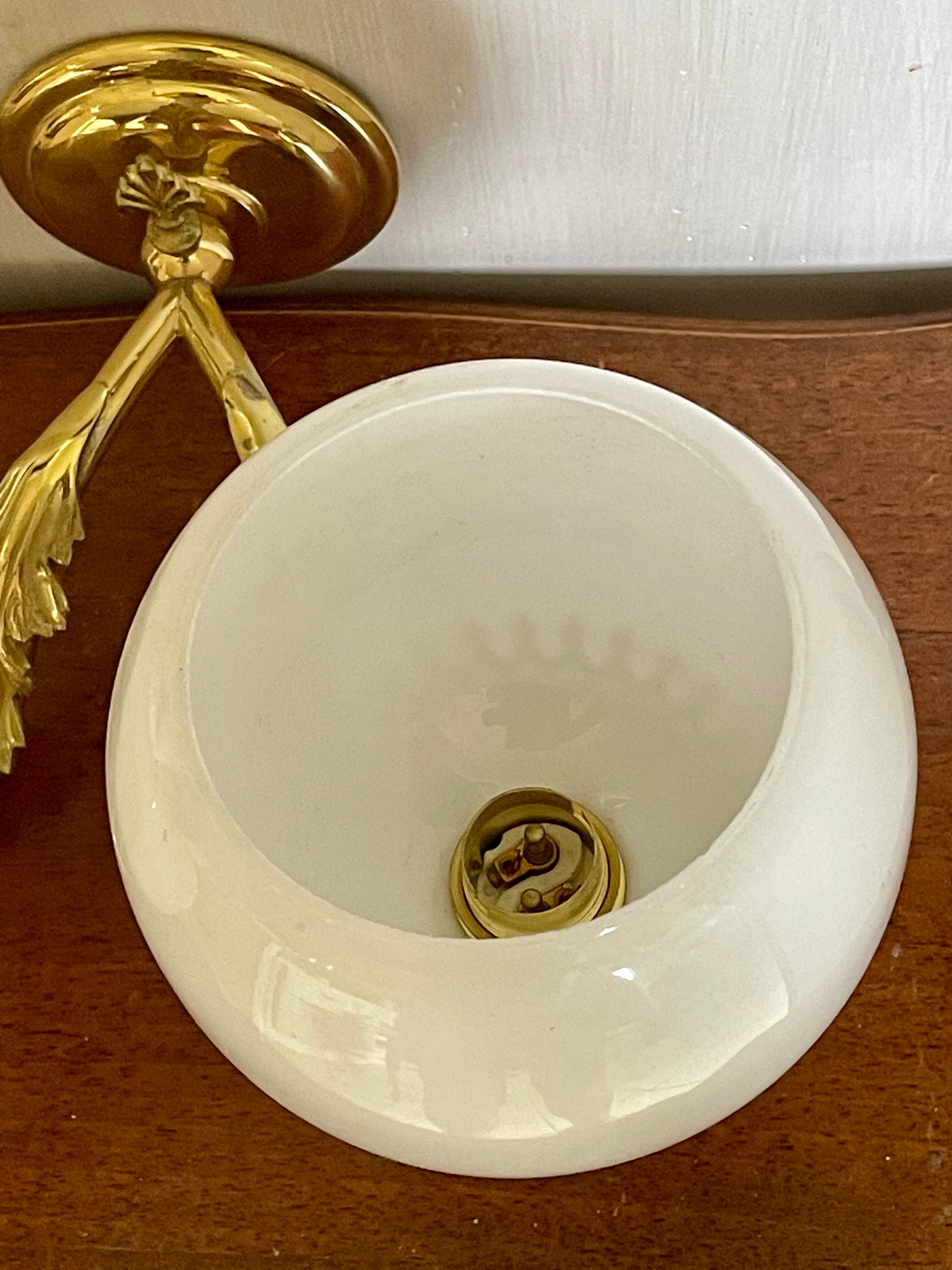 Paire d’appliques laiton et opaline vintage