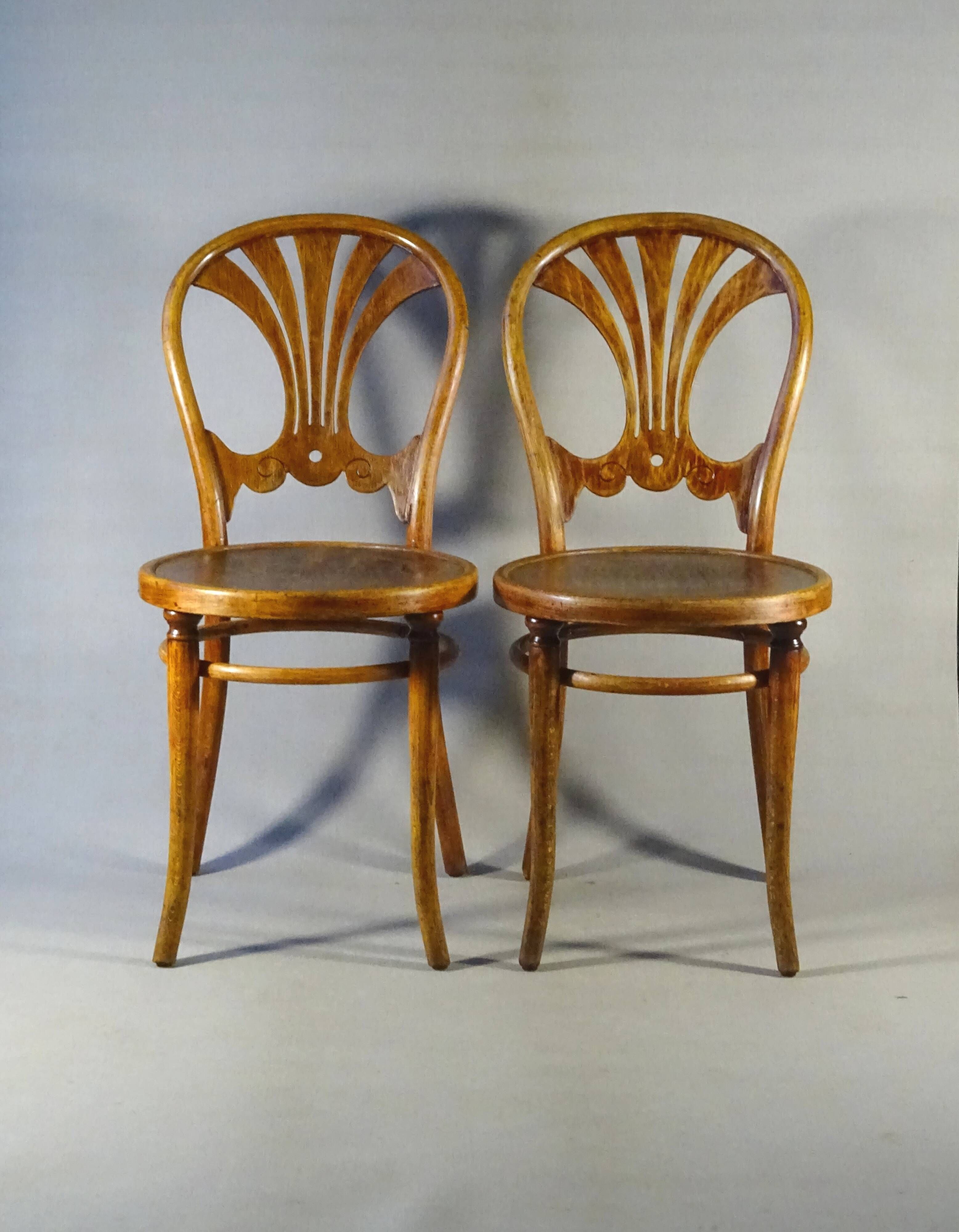 Two Thonet bistro chairs No. 322 from around 1910 - in perfect condition.
