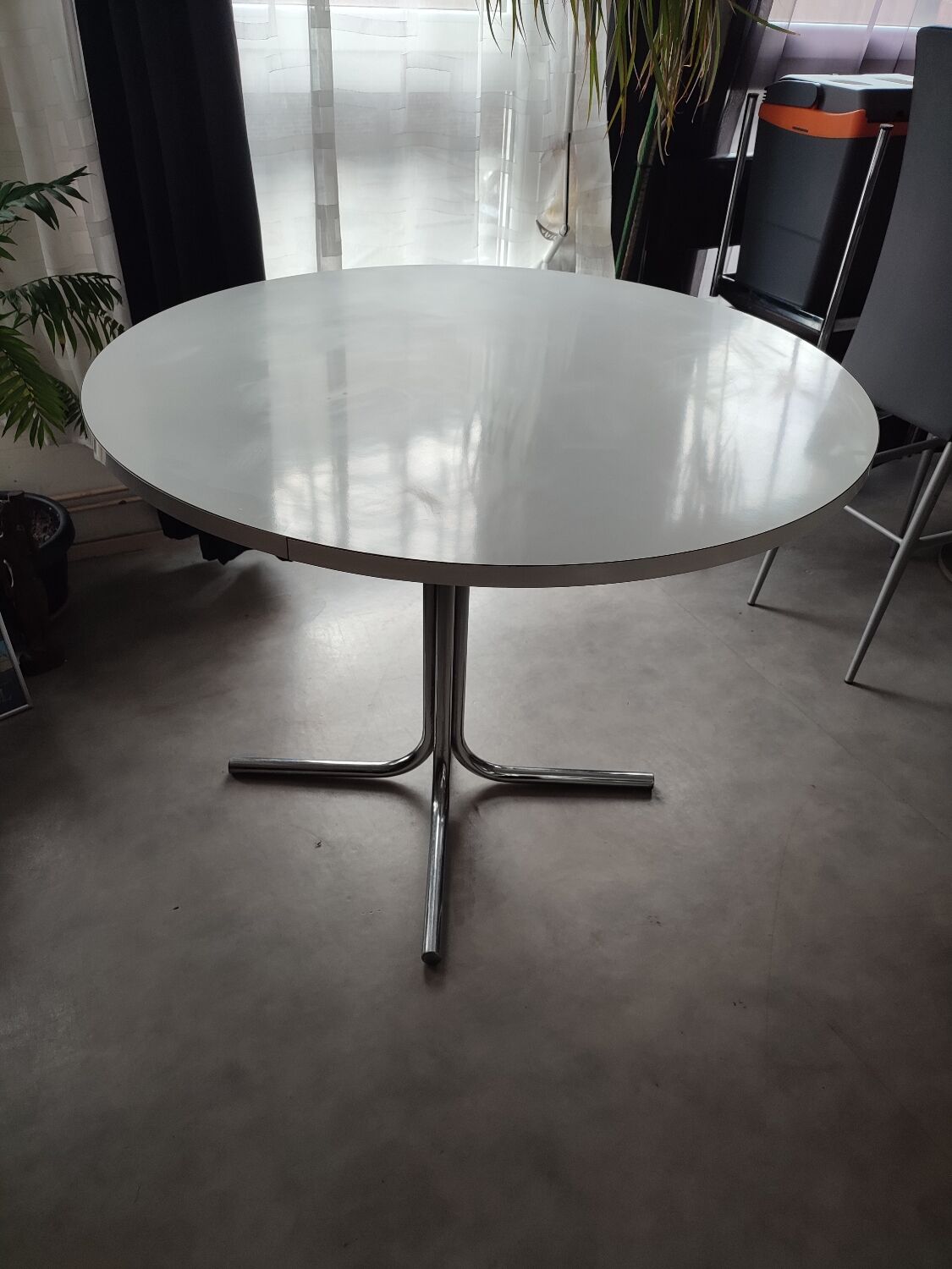 Vintage round table chrome legs