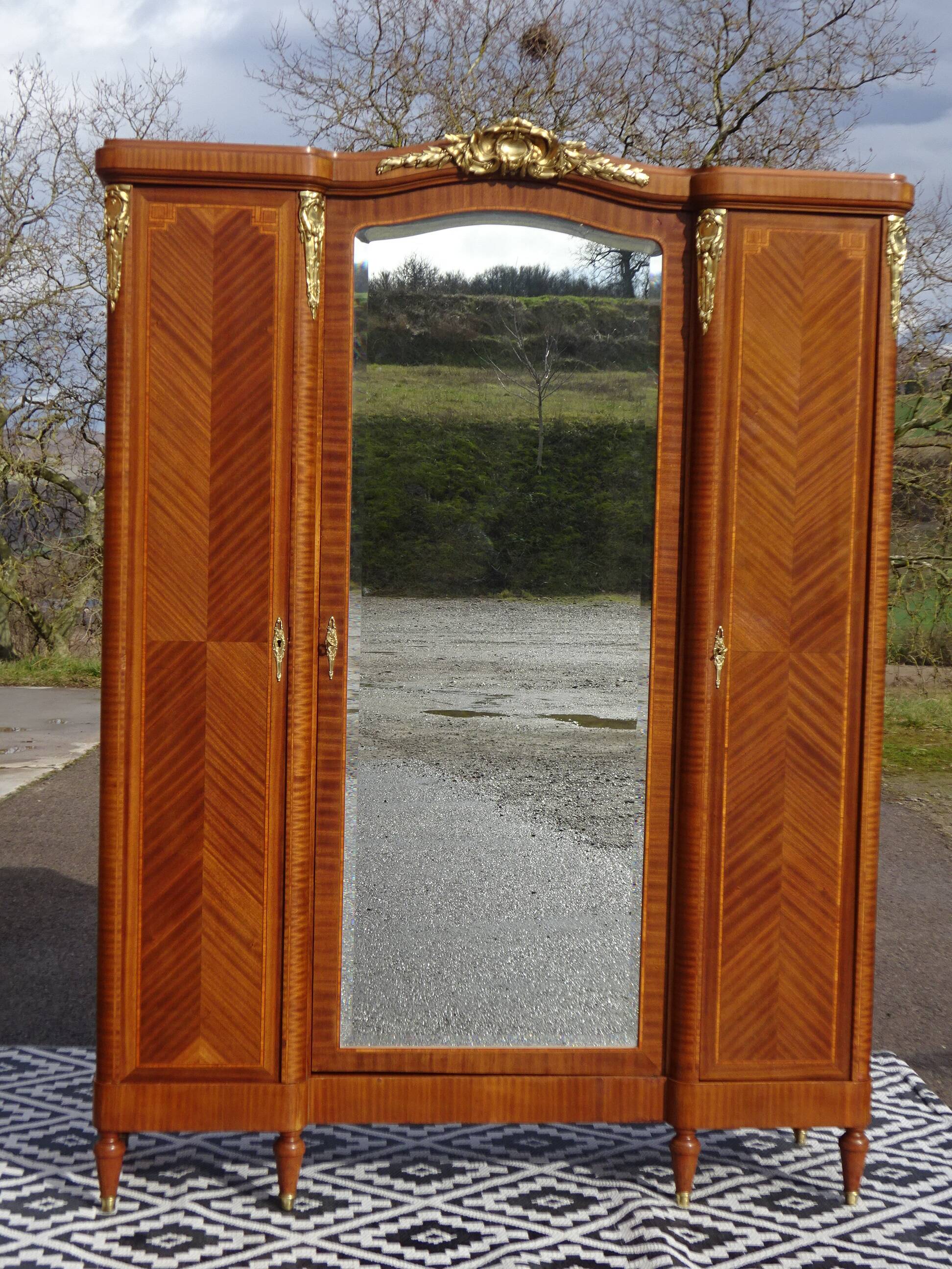 Ancienne armoire Louis XVI avec bronze et marqueterie