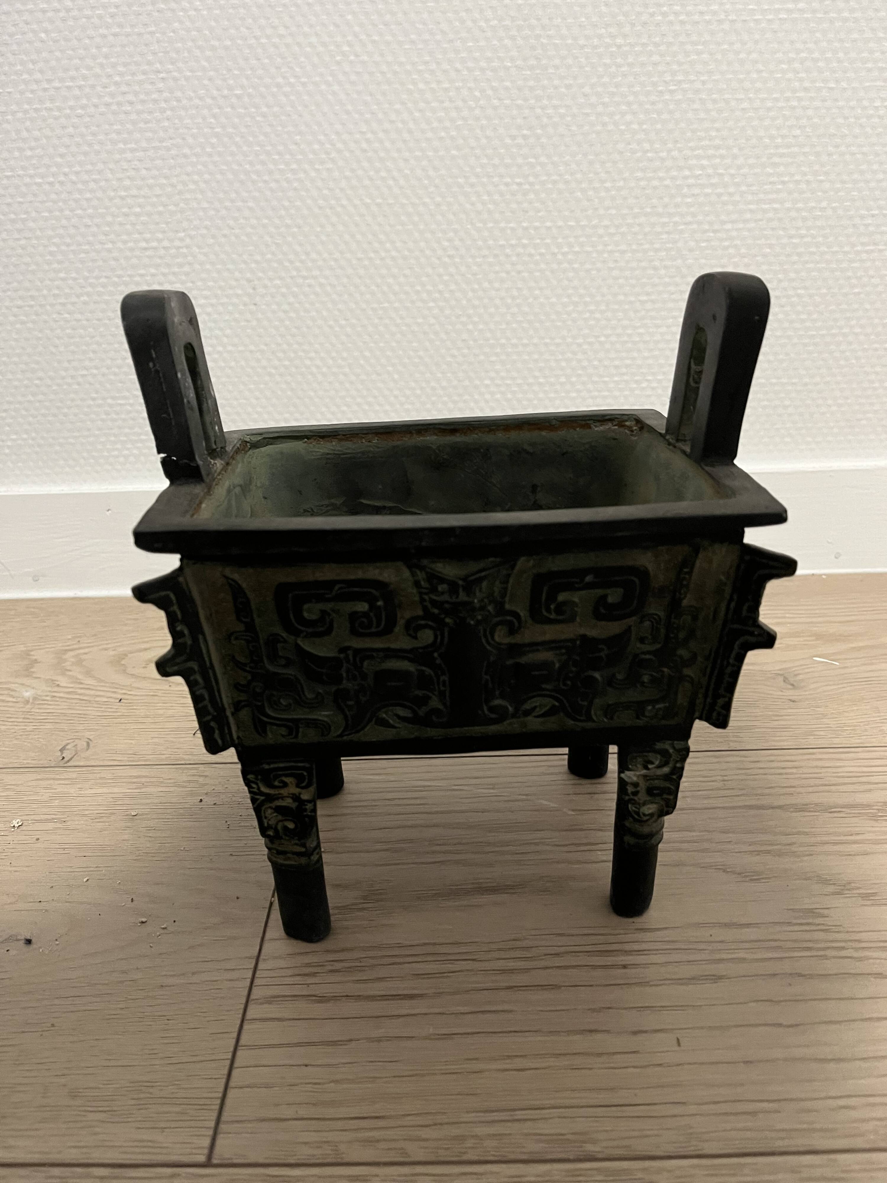 Vase tripode décoratif style ancien – Anses verticales – 28 cm