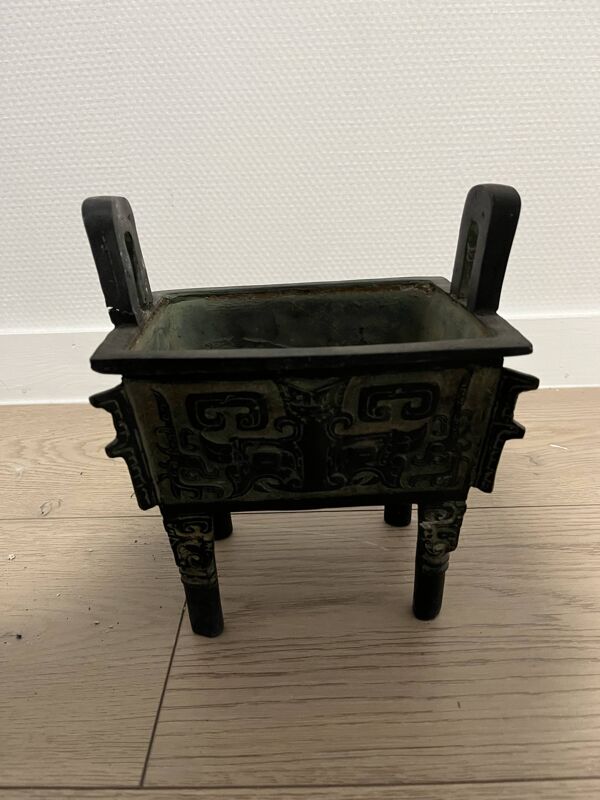 Vase tripode décoratif de style ancien – Anses verticales – 28 cm