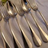 12 couverts de table en métal argenté modèle Baguette