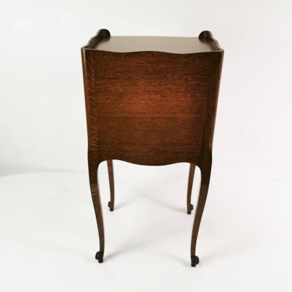 Table de chevet de style Louis XV avec tiroir, France années 1950