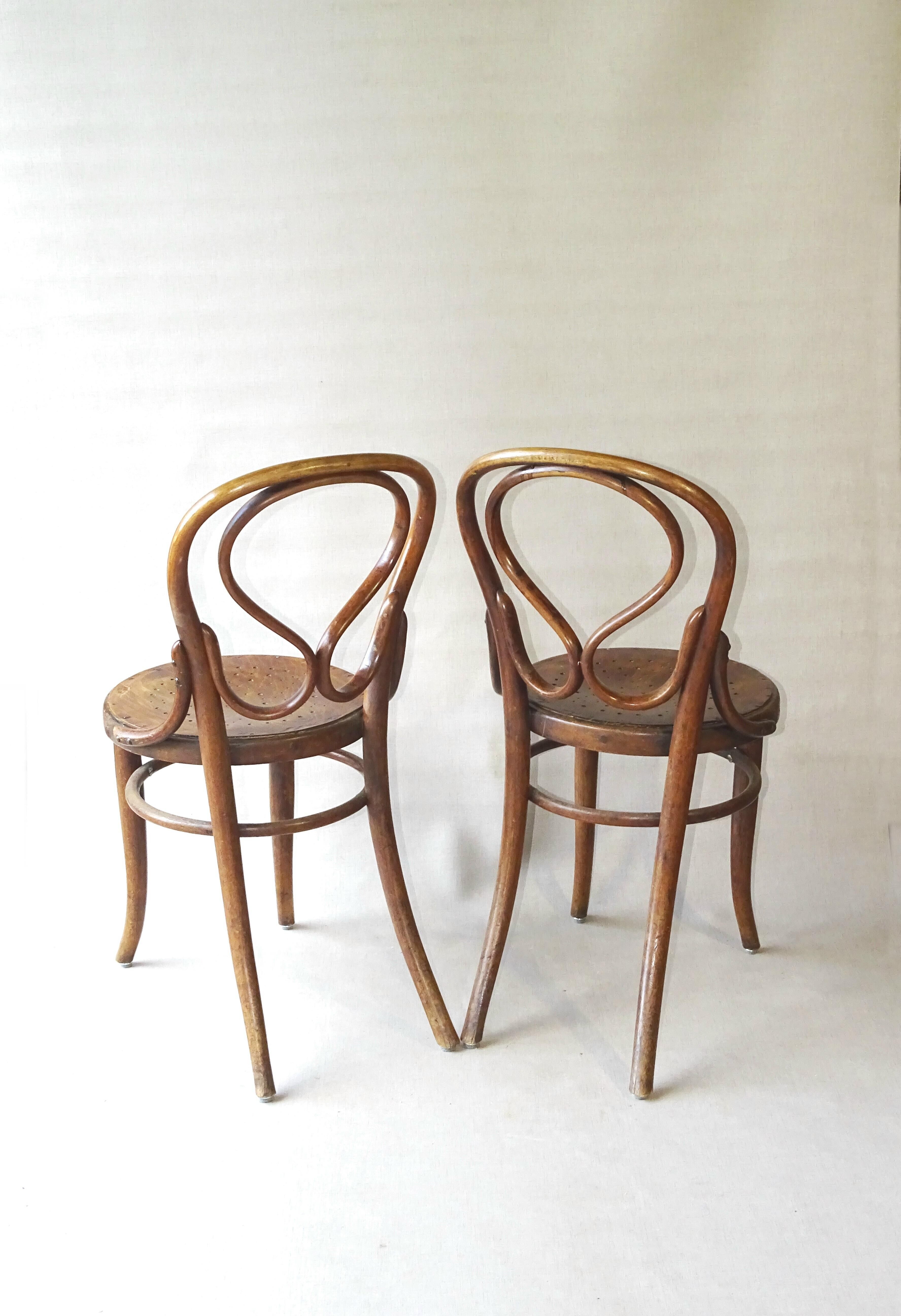2 chaises bistrot N°20 , vers 1900 assise bois.