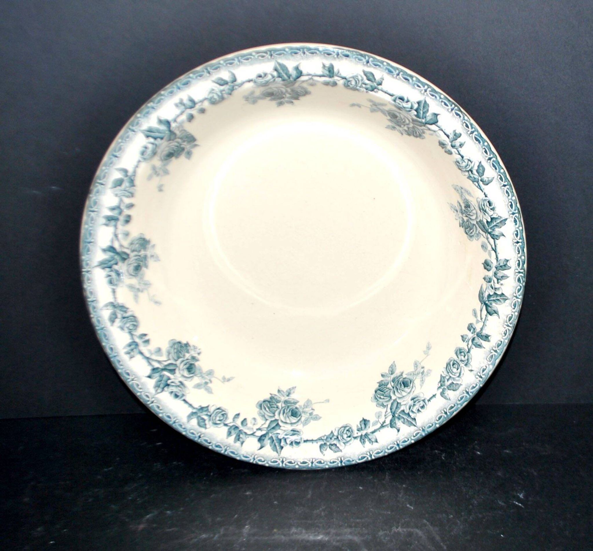 Choisy-le-Roi flat hollow salad decorated with blue and green roses by Hippolyte Boulenger.