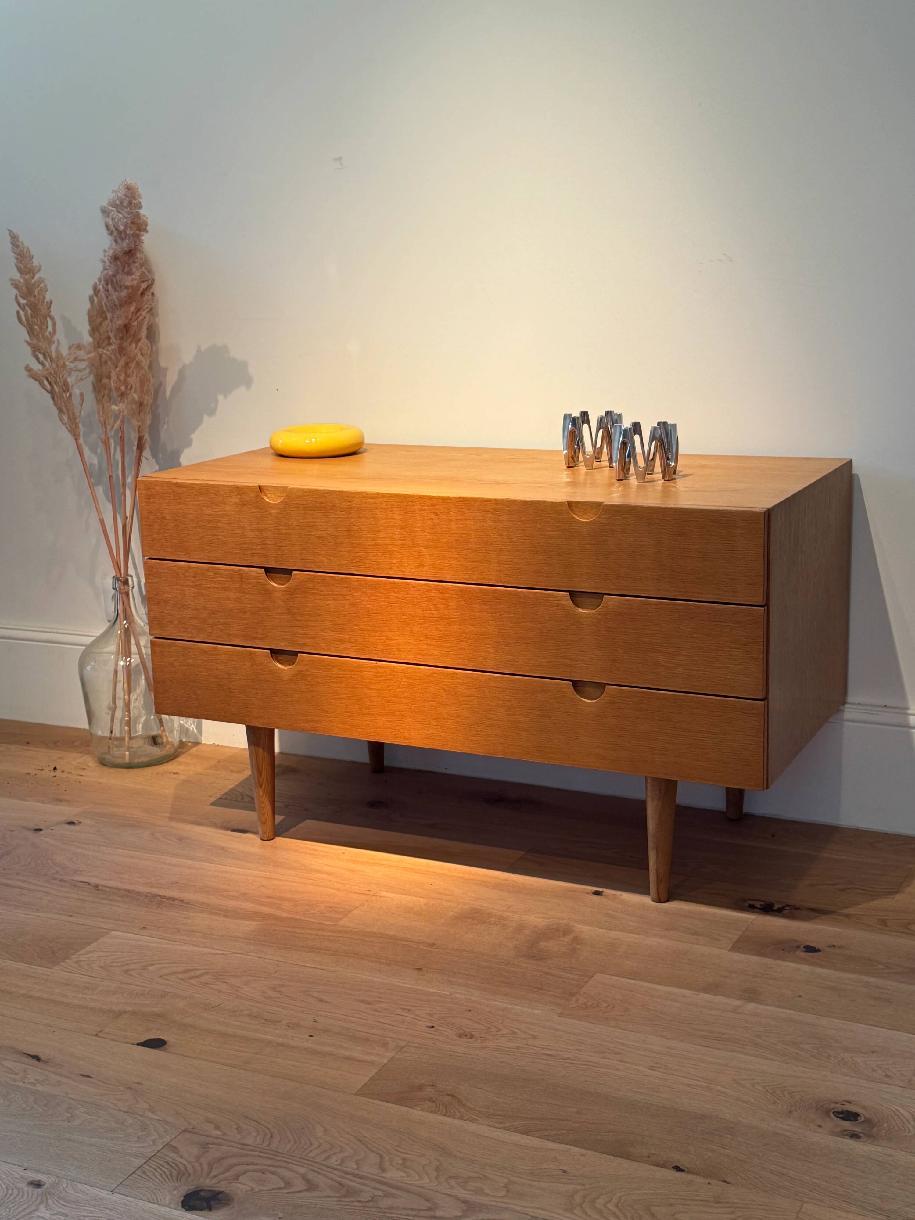 Commode scandinave vintage en chêne doré "Ebba"