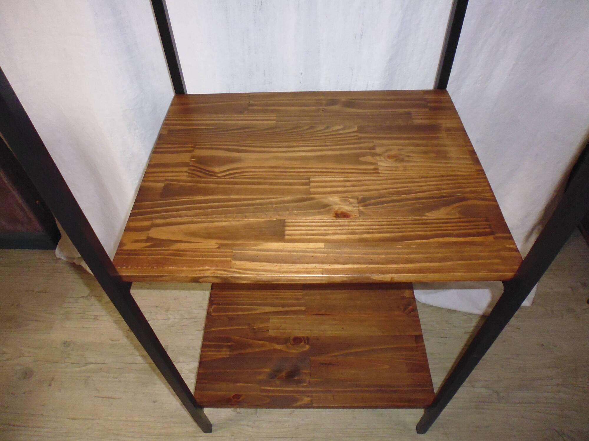 Extended workshop column on metal and wood stand