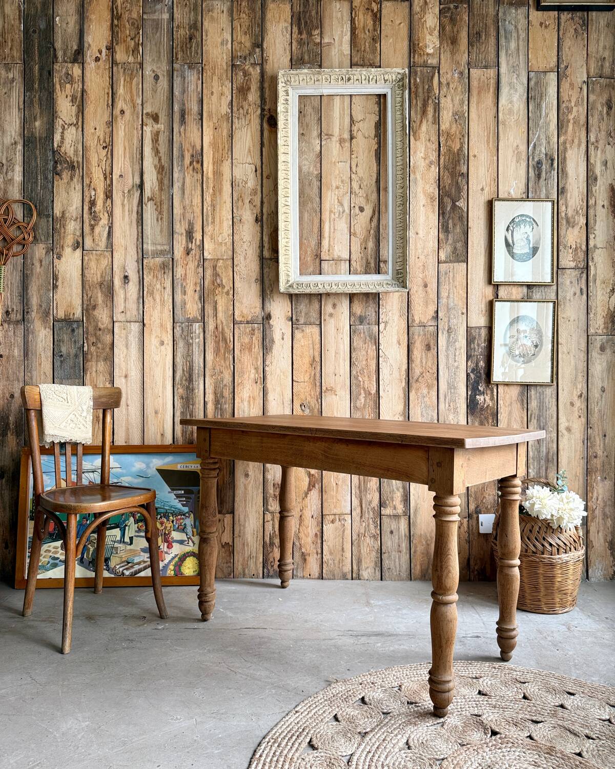 Table with turned legs in solid oak (renovated)