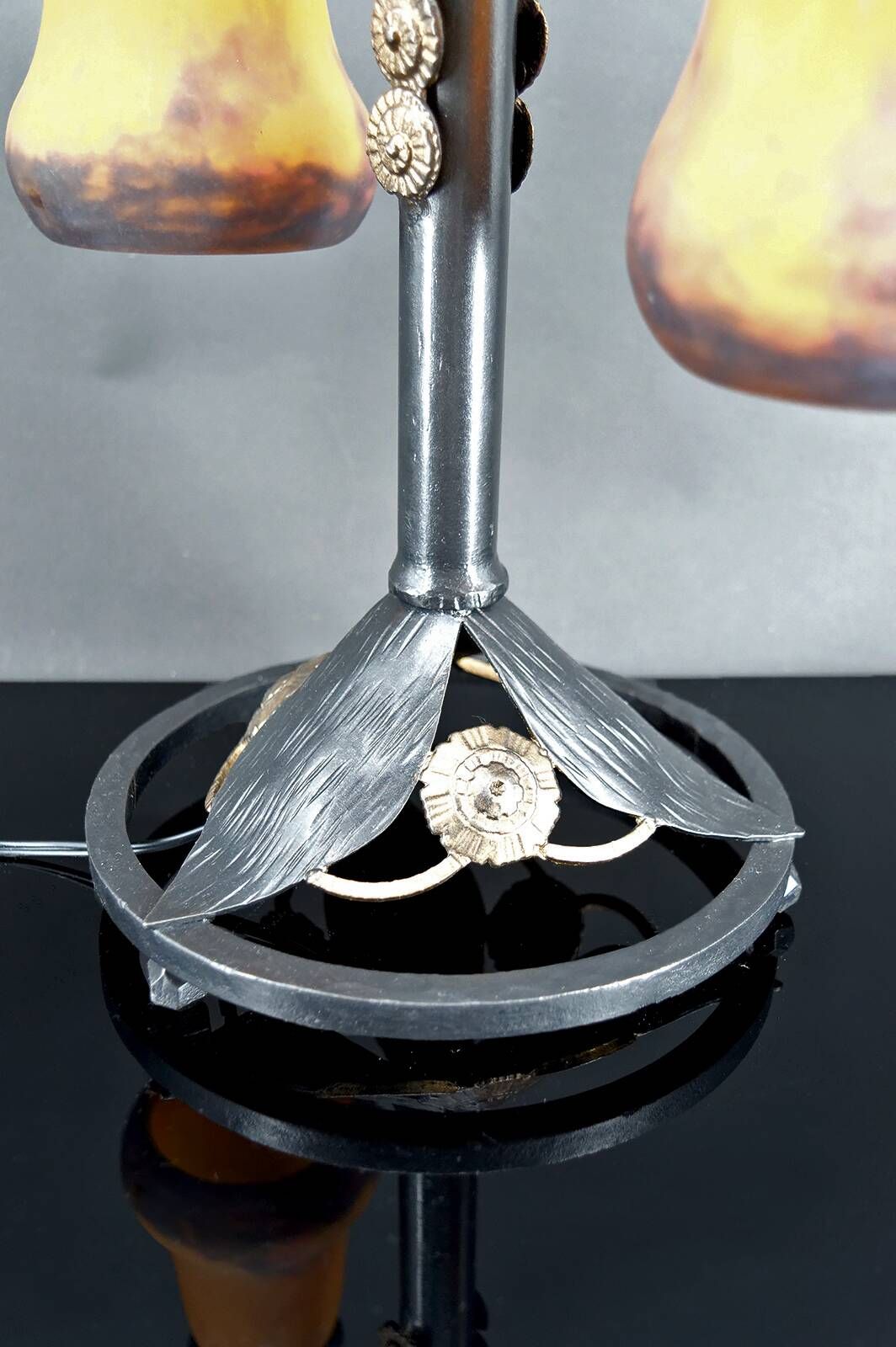 Lampe bicéphale Art Déco, fer forgé à double patine– Muller Frères, c. 1920