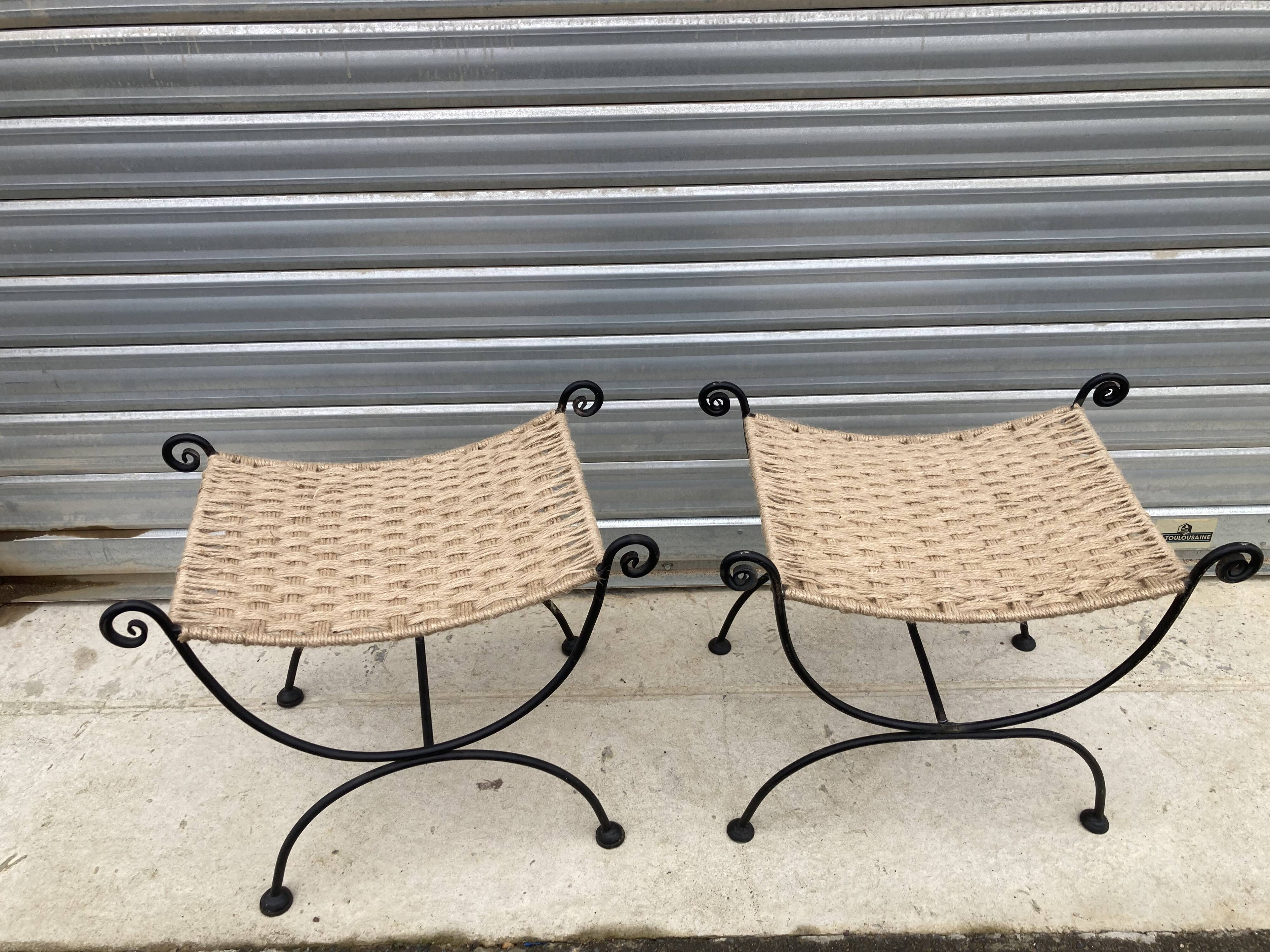 Paire de tabourets, curule  en fer forgé, tressage, chanvre