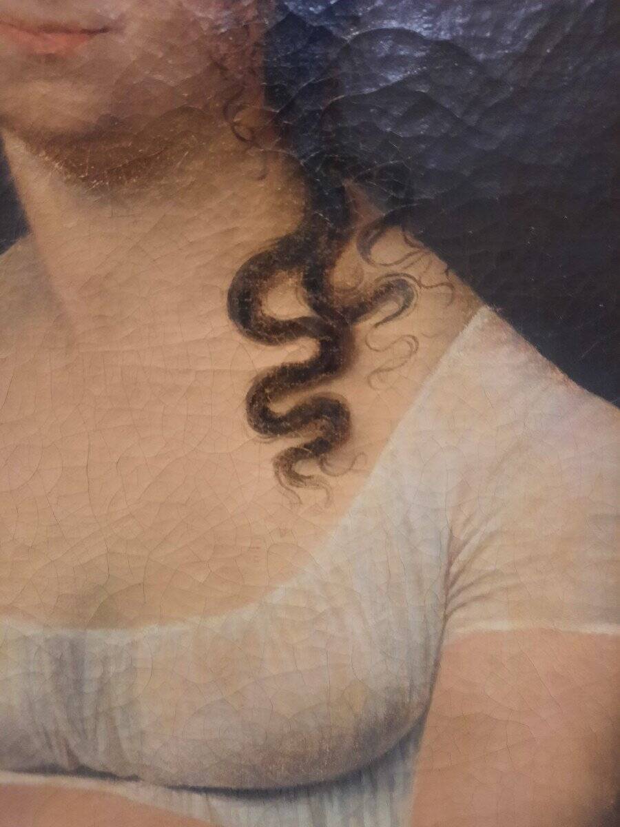 Portrait à l'huile d'une dame en robe blanche assise sur une tête de mort