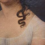 Portrait à l'huile d'une dame en robe blanche assise sur une tête de mort