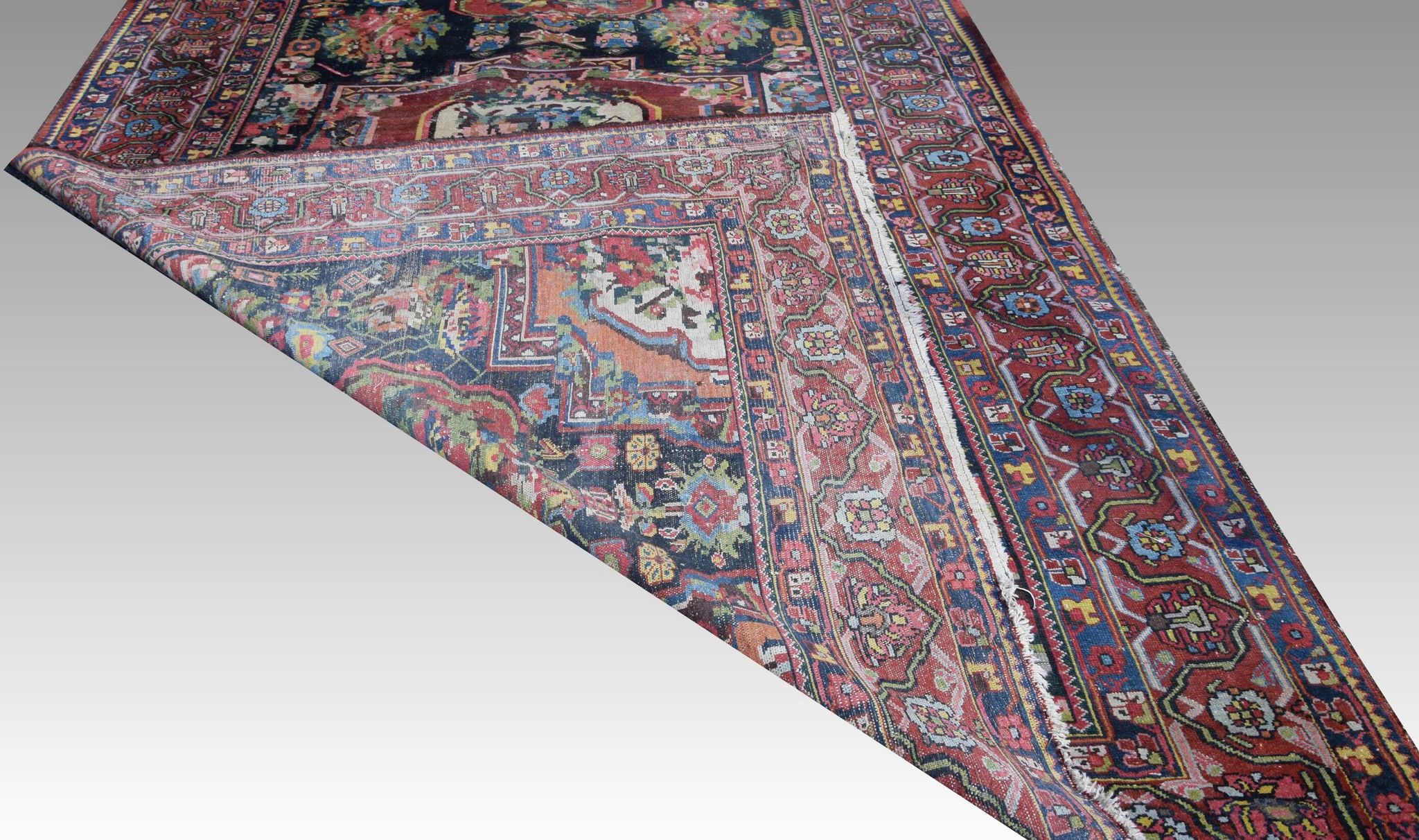 Antique Iranian oriental rug Bakhtiar Faradombeh: 3.37 X 2.13 meters. Early 20th century circa 1920/30