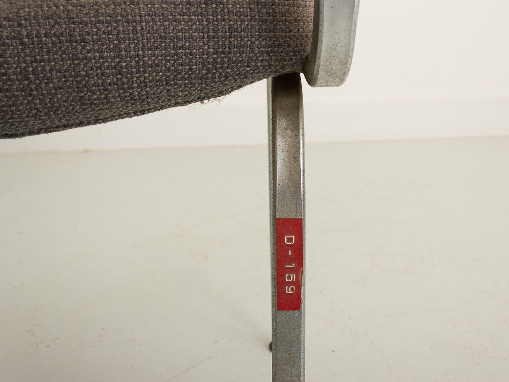 Office chair in chromed steel and grey fabric