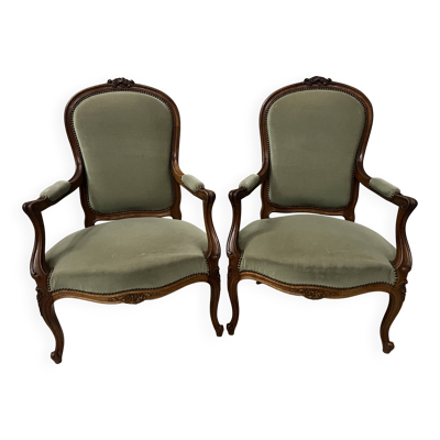 Paire de fauteuils de style Louis XV en noyer massif XX siècle