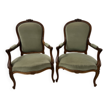 Paire de fauteuils de style Louis XV en noyer massif XX siècle