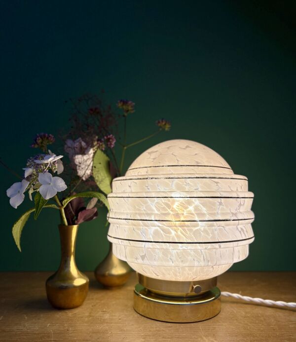 Lampe à poser globe vintage art déco en verre de Clichy rose et or