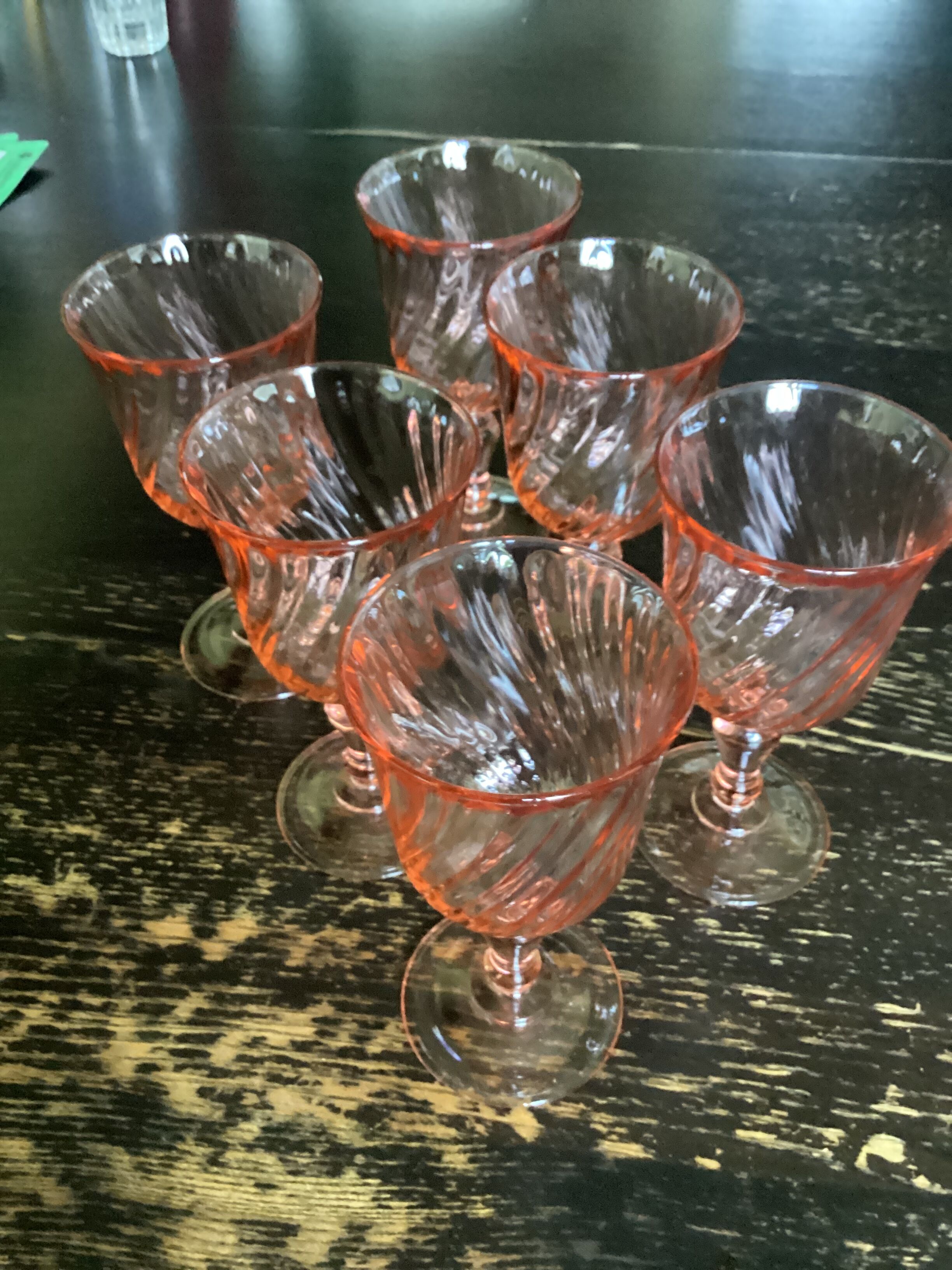 Lot de 6 verres à pied vintage fabrication Française vers les années 1970 dimension : H-16xD-8cm-