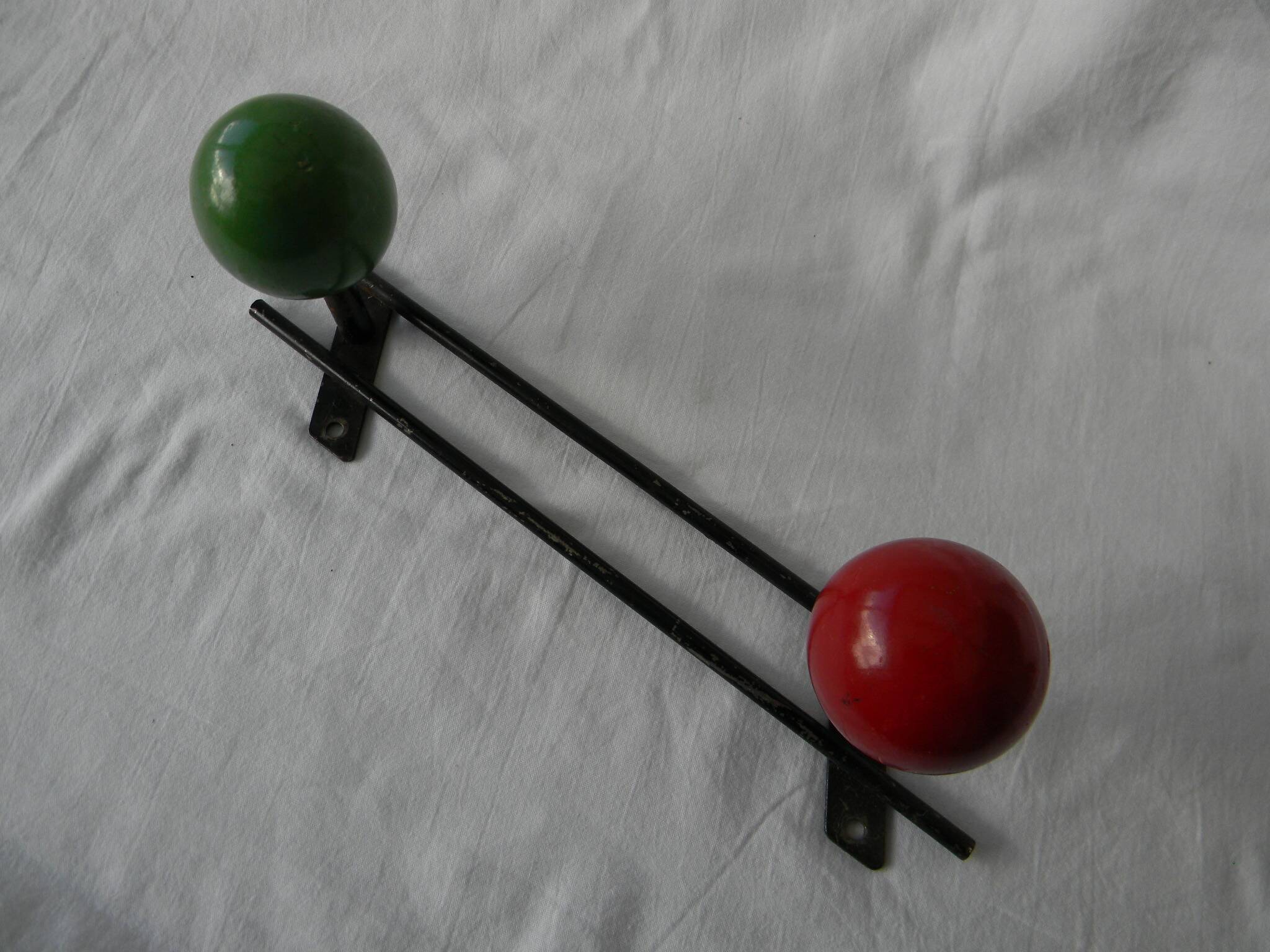 Petit porte manteau mural en fer forgé boules en bois.