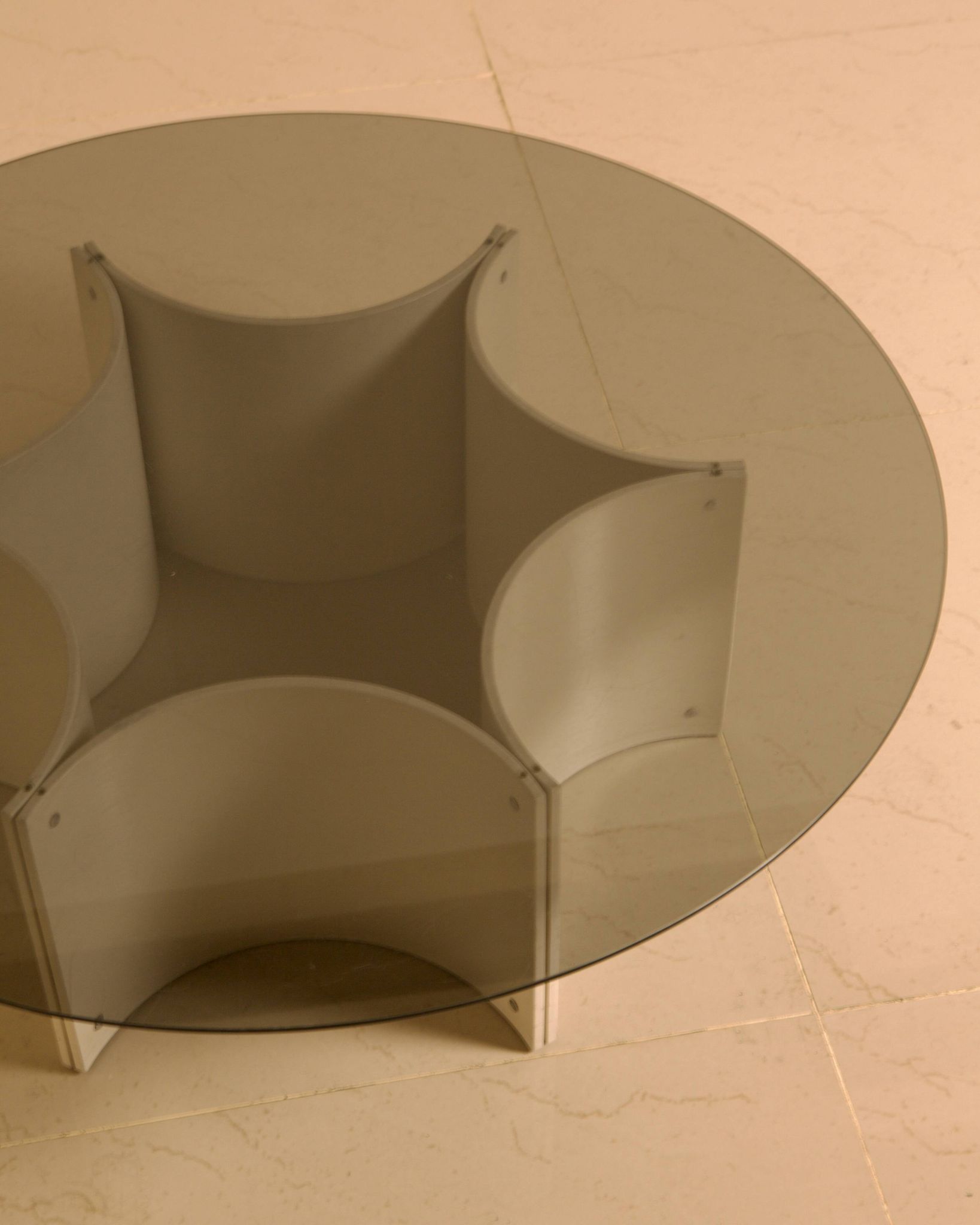 Table basse "Space Age"en piètement étoile et plateau verre fumé 70's