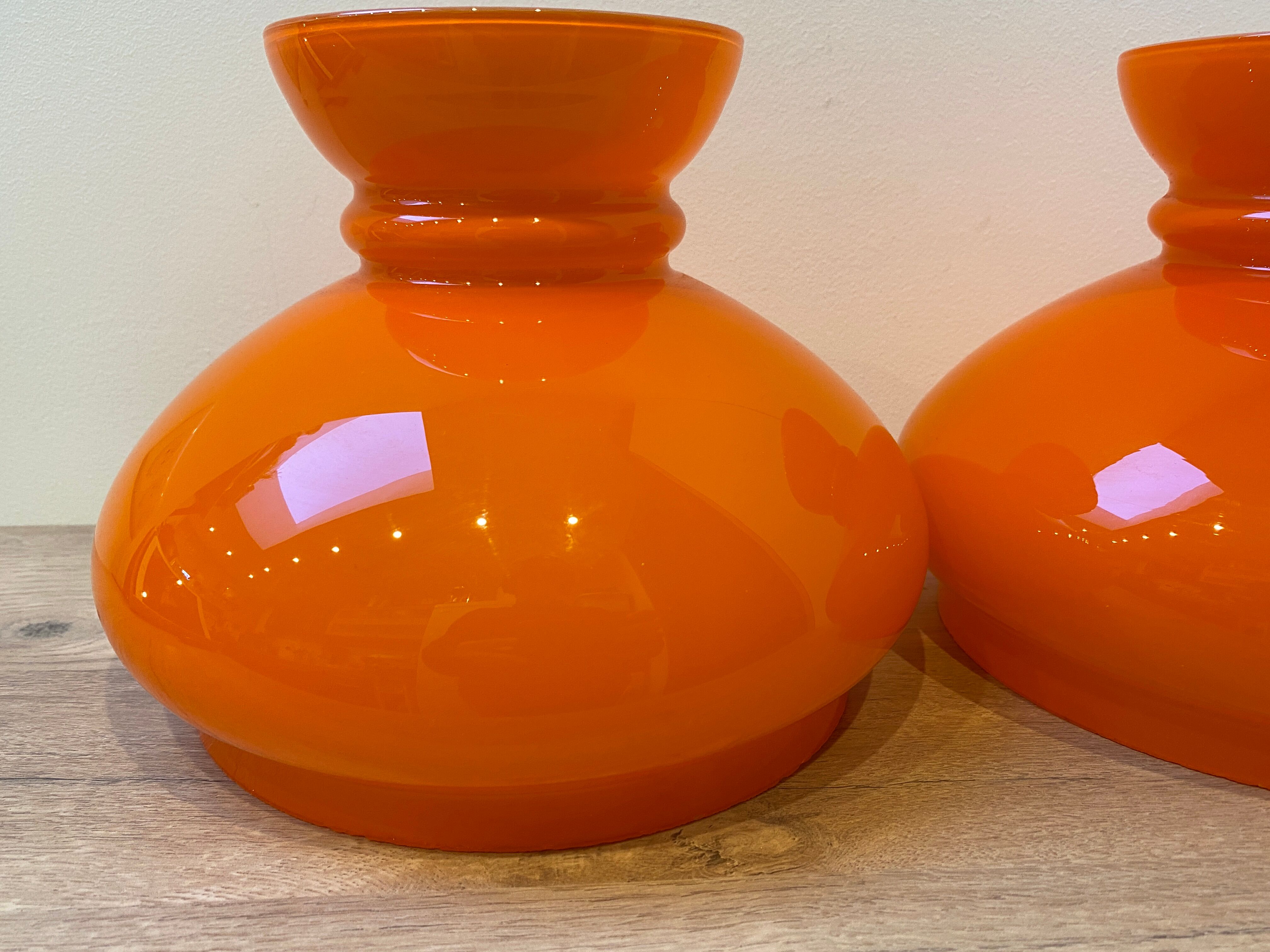 Duo d'abat jour en verre opalin orange vintage