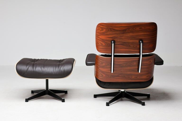 Fauteuil Eames XL et repose-pieds en palissandre de Santos avec cuir chocolat.