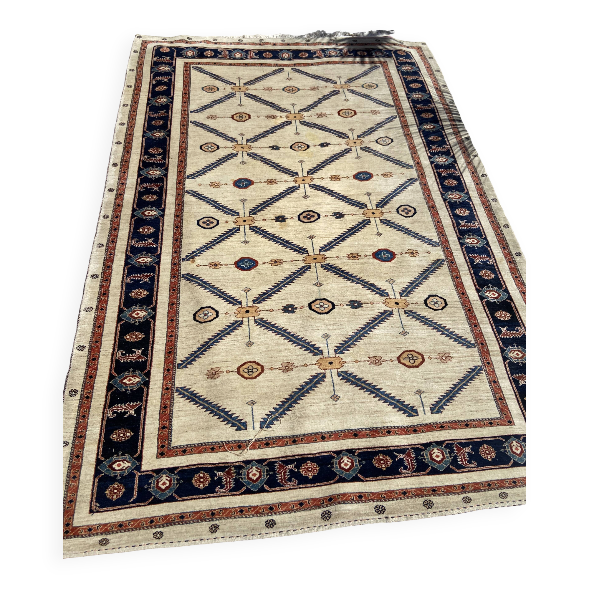 Tapis persan tissé main blanc motifs bleu fonçé