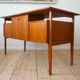 Bureau flottant en teck danois par l’artilleur Nielsen pour Tibergaard, années 1960.