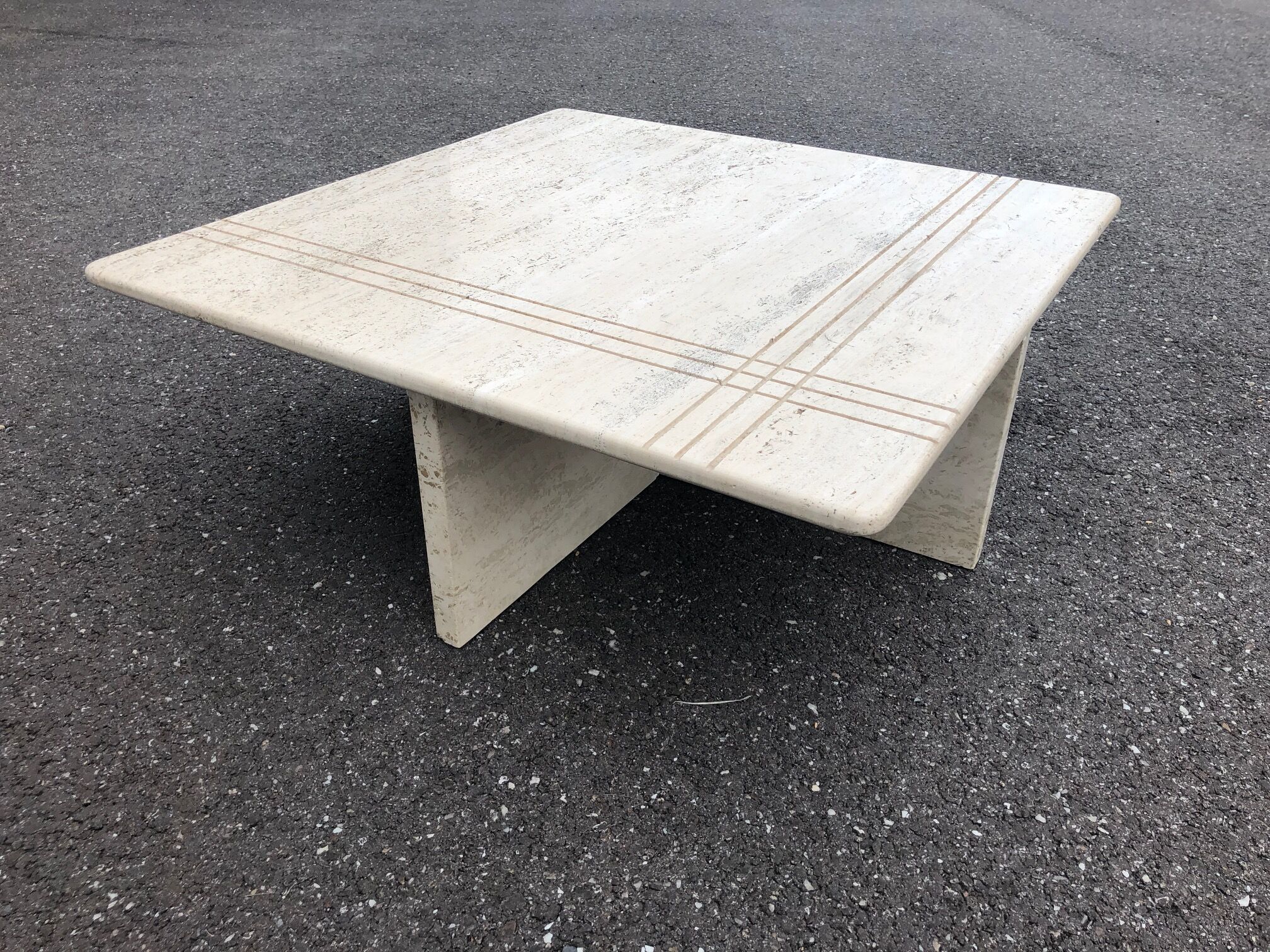 Square bass table in travertine