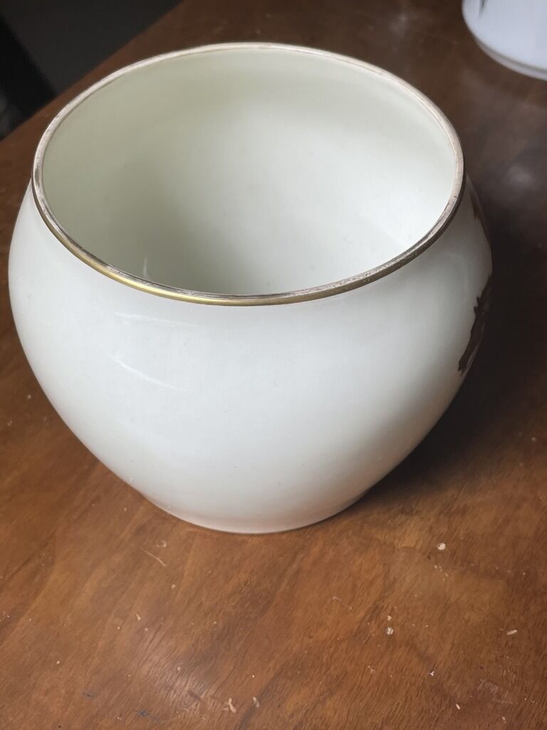 Porcelain pot with equestrian decoration