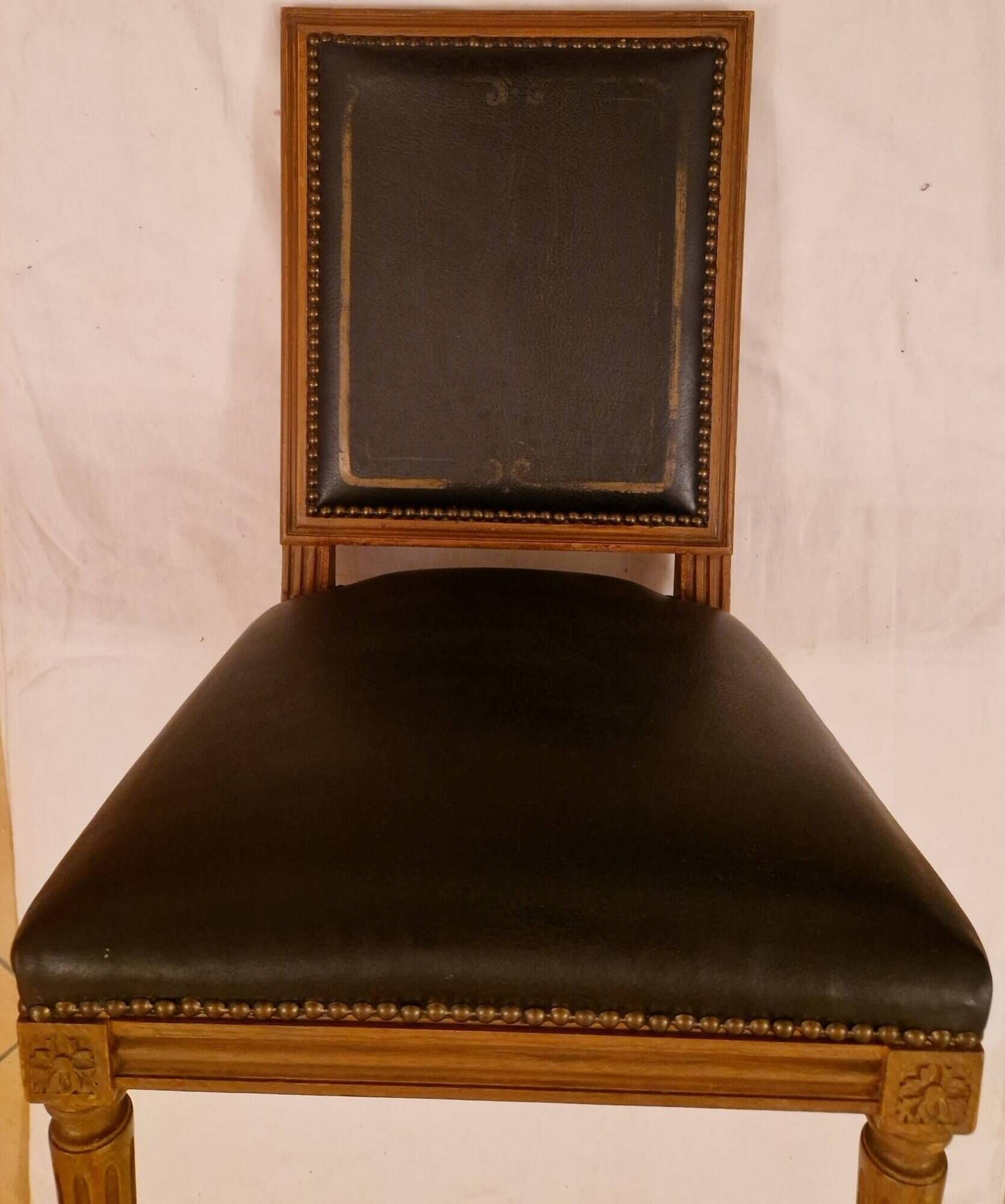Antique Louis XVI style chair in solid wood and patinated leather.