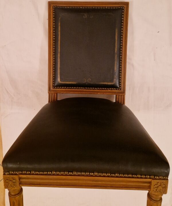 Chaise ancienne de style Louis XVI en bois massif et cuir patiné