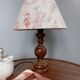 Lampe à poser abat jour toile de Jouy crème/rose, pied bois tourné 1960
