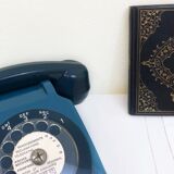 Téléphone cadran bleu vintage