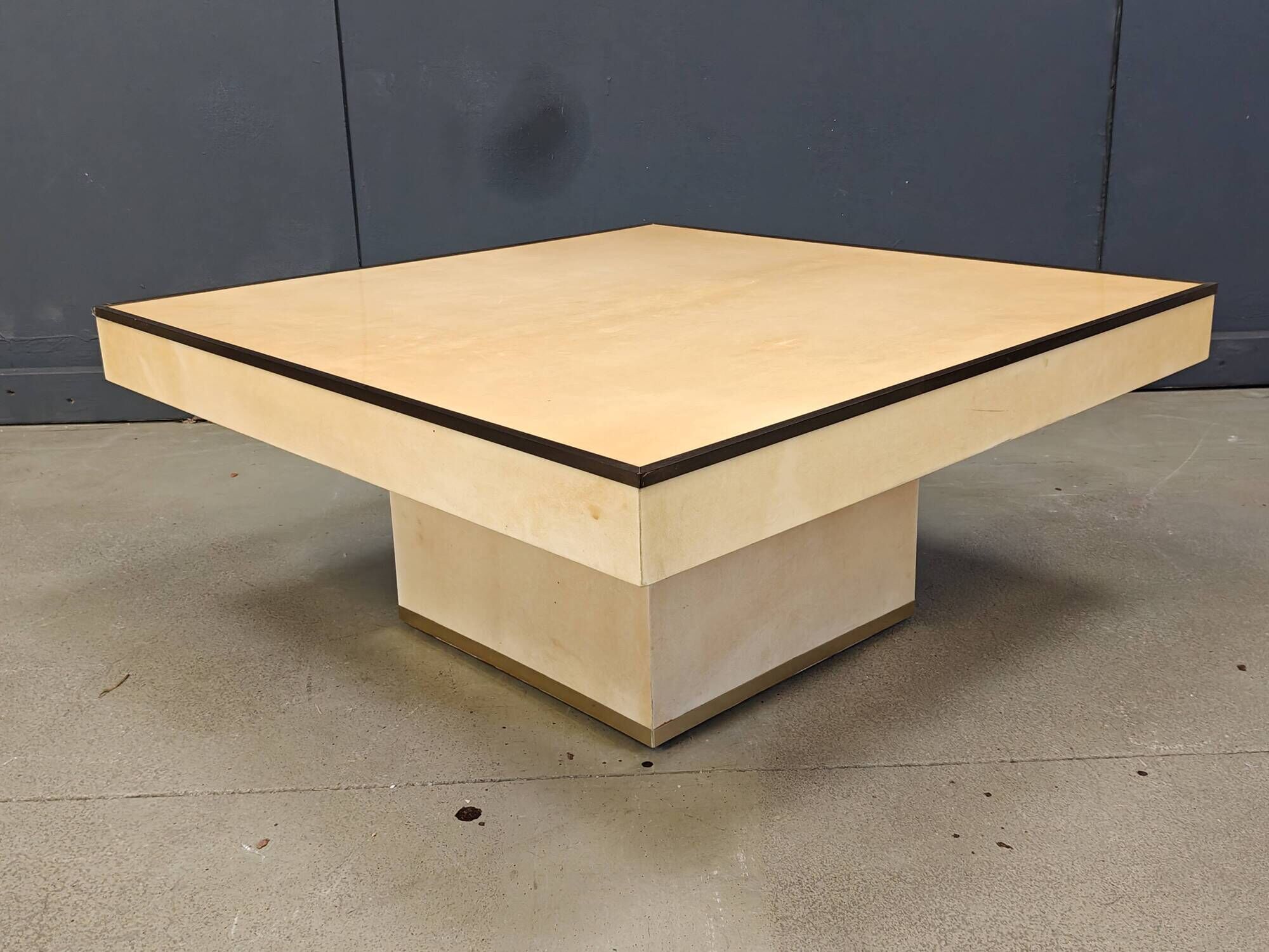 Table basse en peau de chèvre laquée Aldo Tura, années 1960
