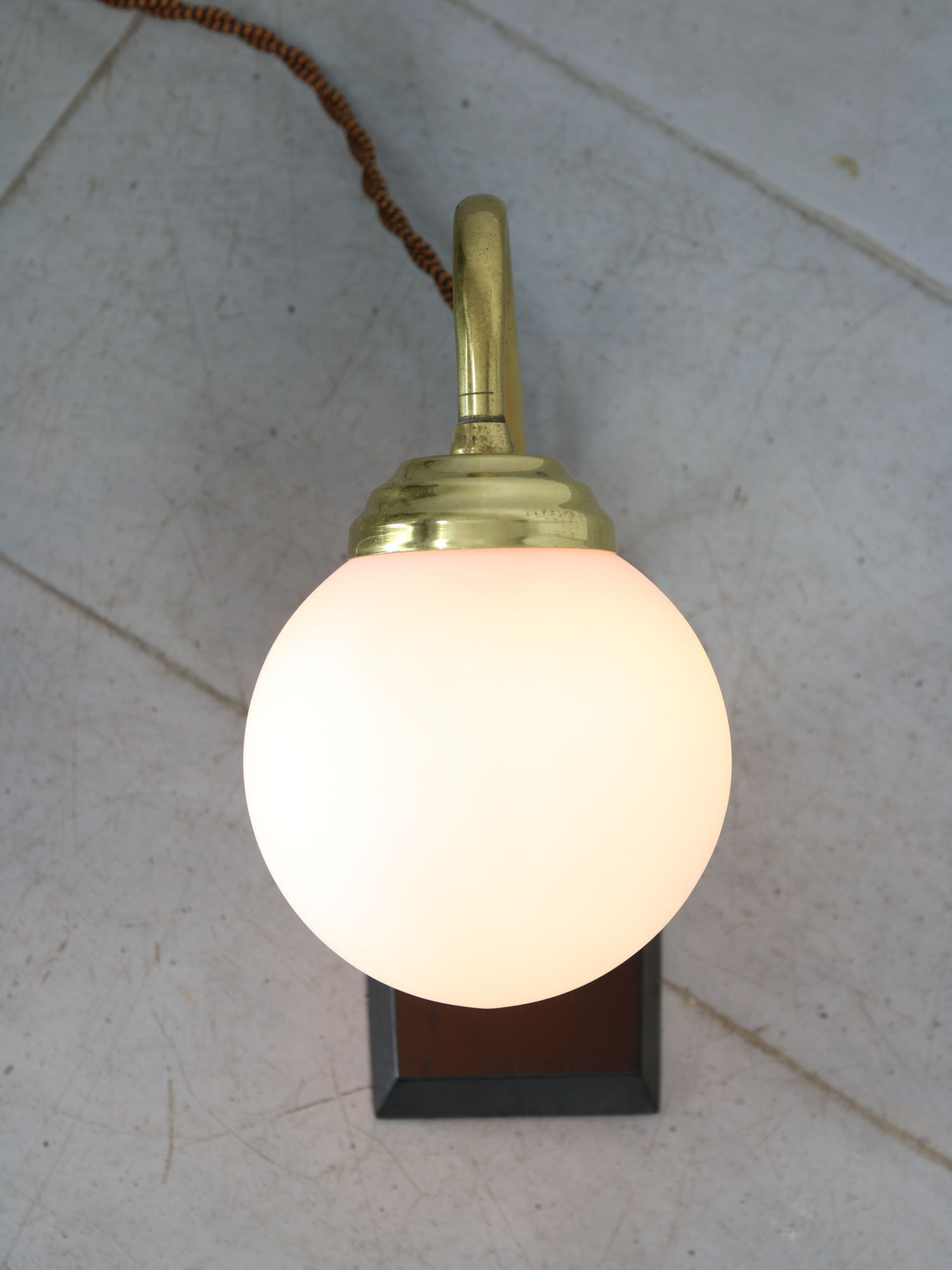 Mid-century Table Lamp in Brass & Opaline